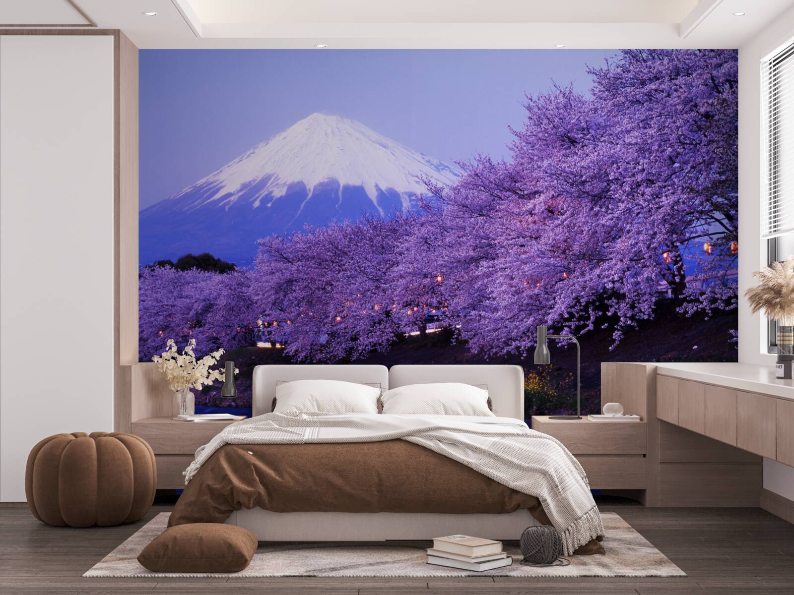 Papier peint les fleurs de lilas au pied de la montagne poussent près de l'eau