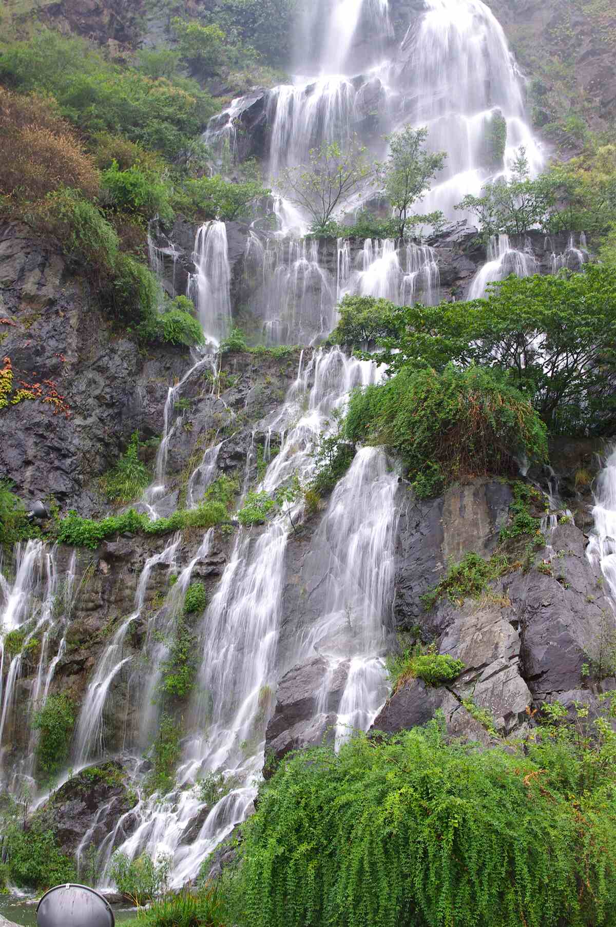 Papier peint chute d'eau spectaculaire en montagne avec cascades