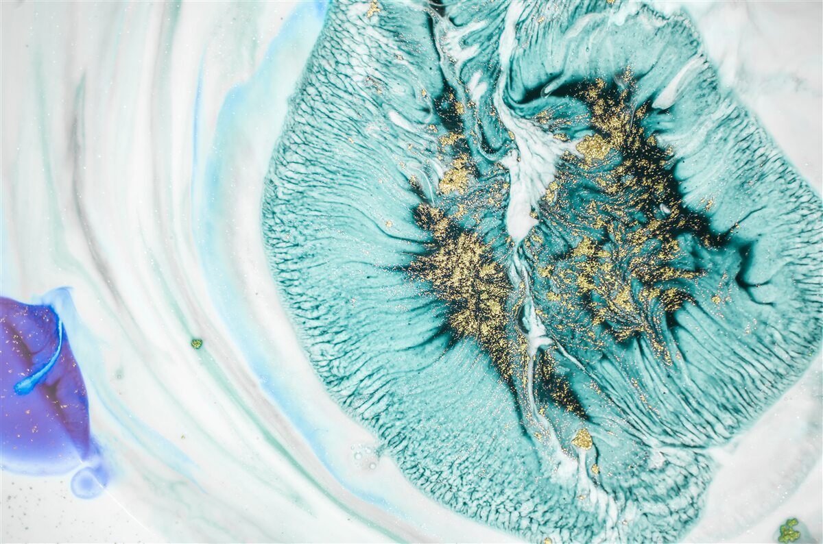 Papier peint fleur abstraite en nuances de bleu sur une surface en marbre