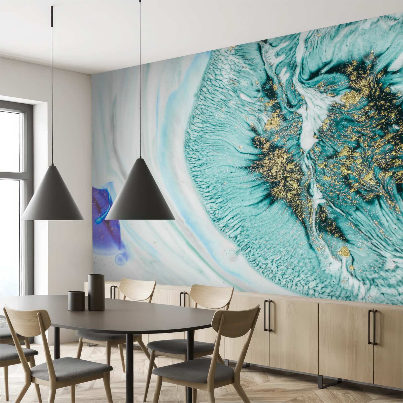 Papier peint fleur abstraite en nuances de bleu sur une surface en marbre