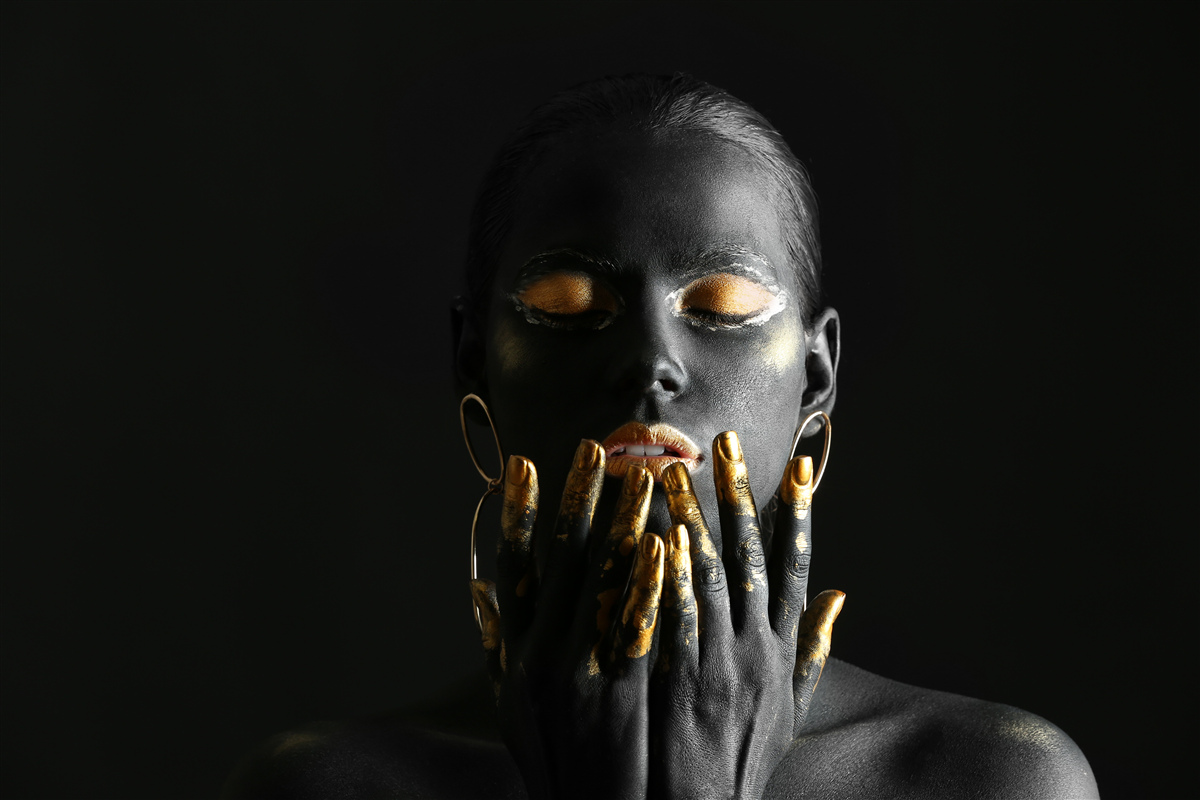 Papier peint femme aux lèvres serrées