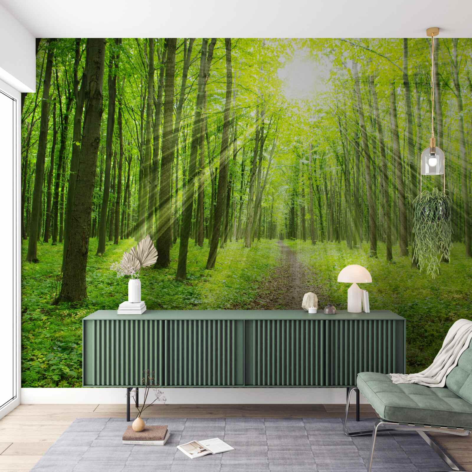 Papier peint Les rayons du soleil dans la forêt verdoyante illuminent tout ce qui l'entoure.