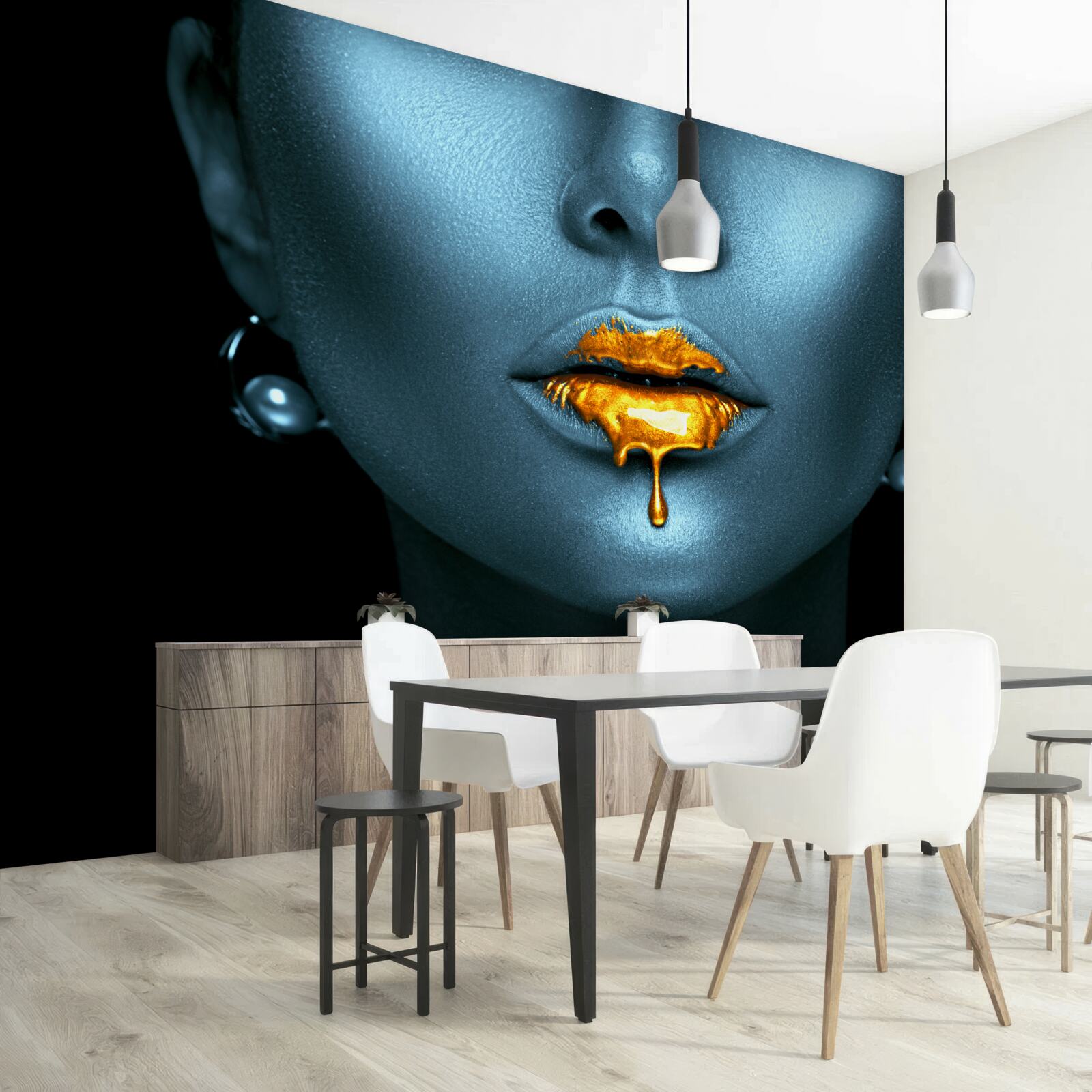 Papier peint femme aux lèvres recouvertes de peinture dorée