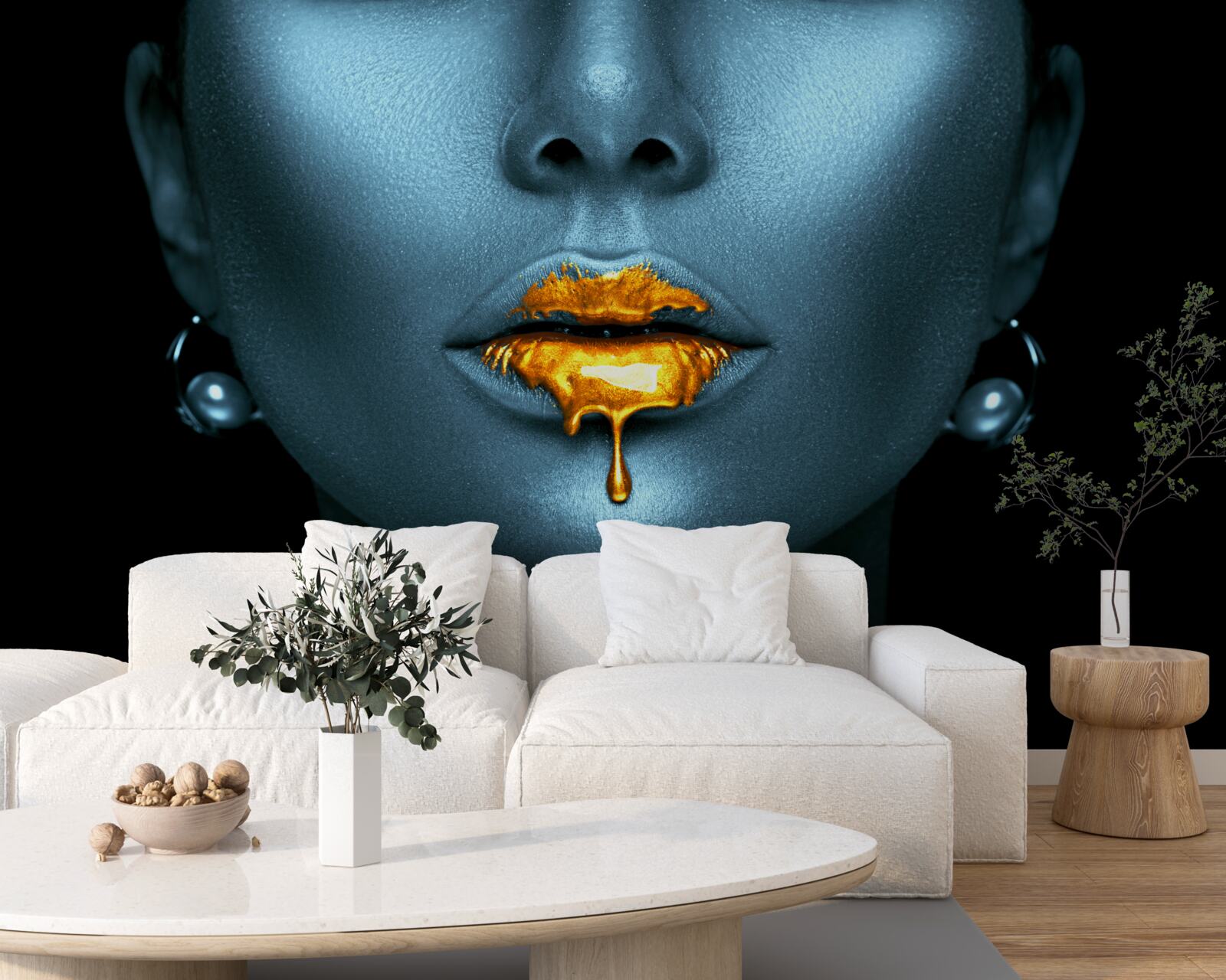 Papier peint femme aux lèvres recouvertes de peinture dorée