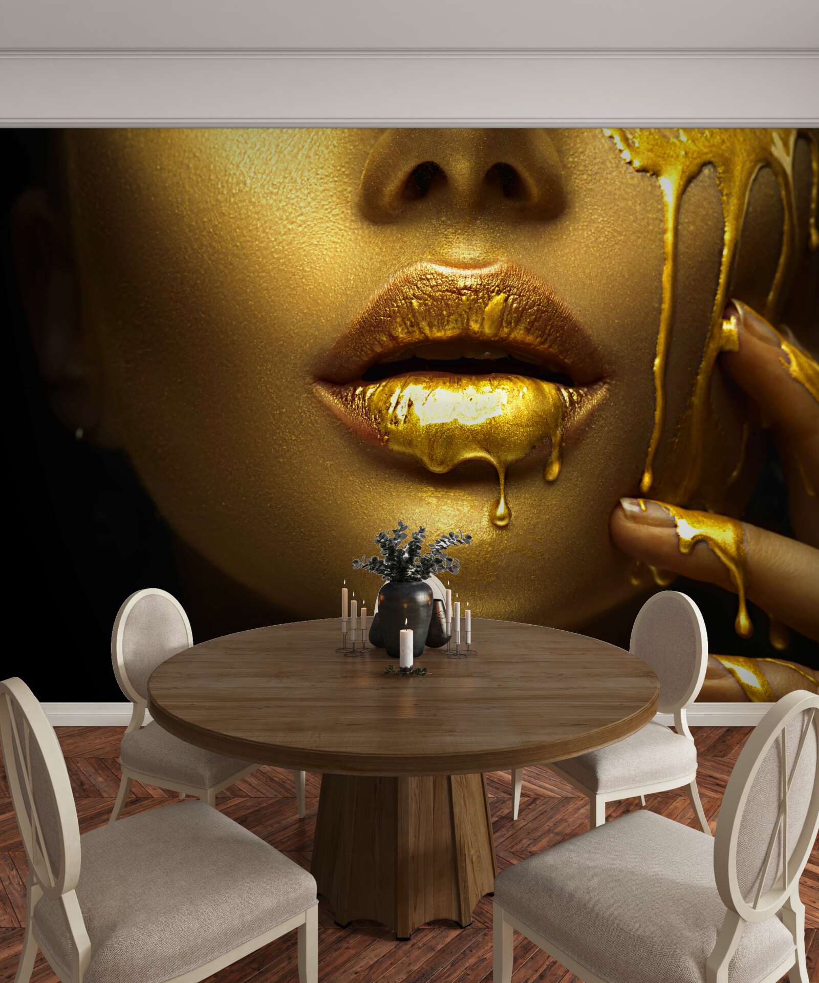 Papier peint femme couverte de pigments dorés