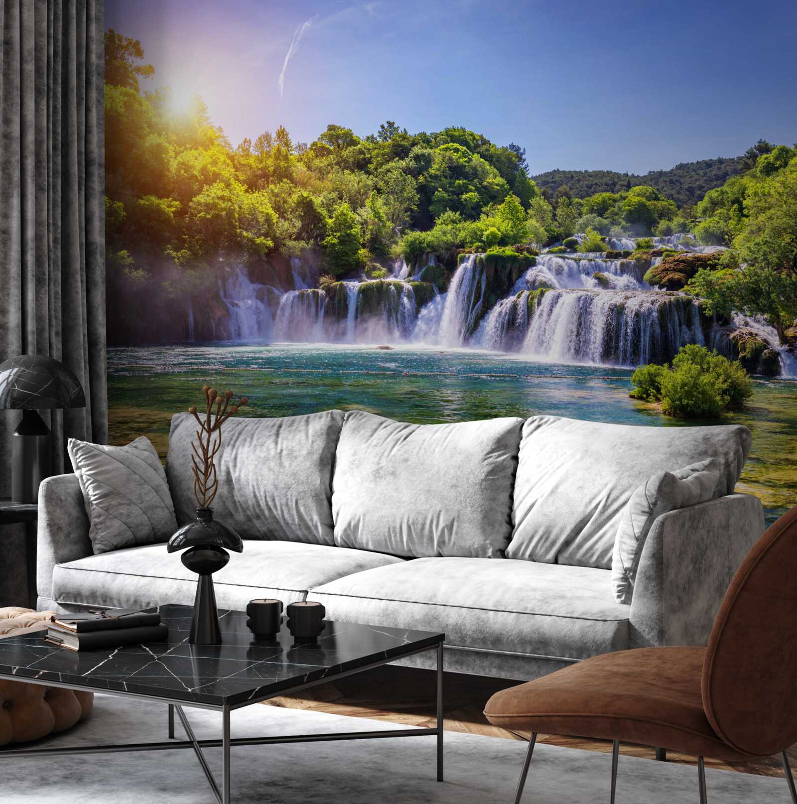 Papier peint la cascade, dont les eaux se précipitent sous le crépuscule tombant, émet un son fort