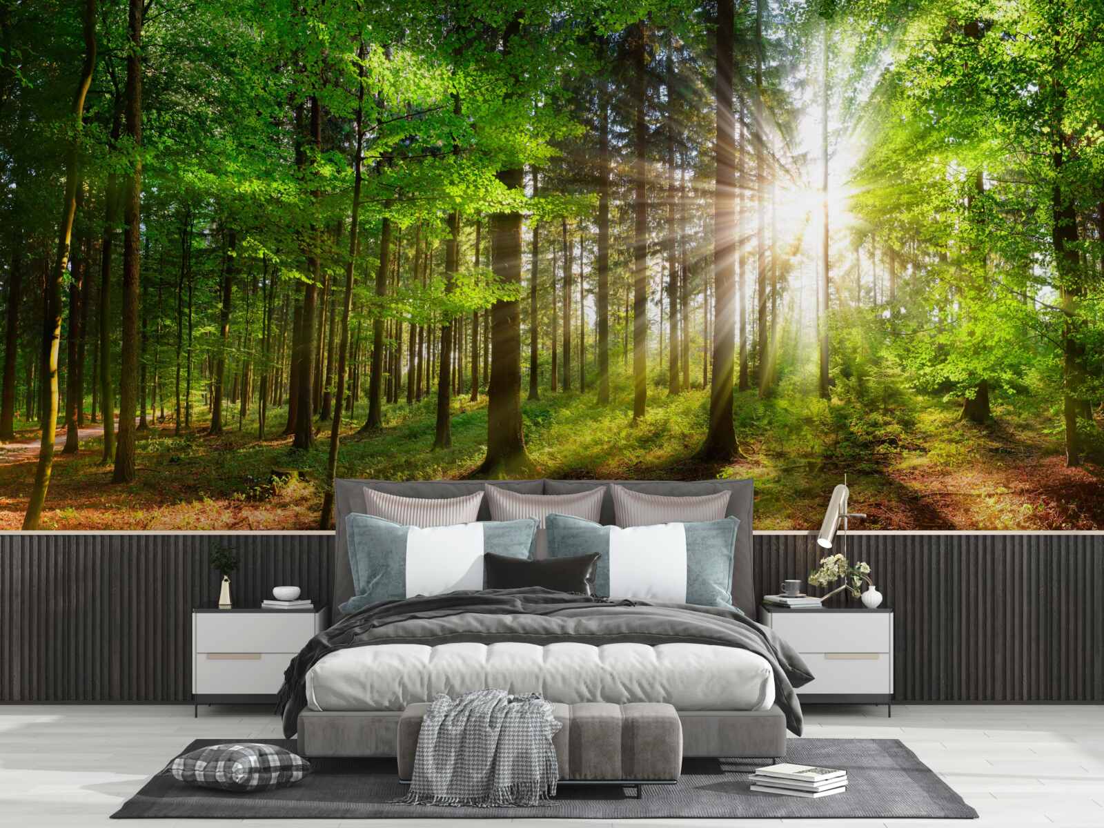 Papier peint soleil éclatant dans une forêt couverte de feuilles vertes