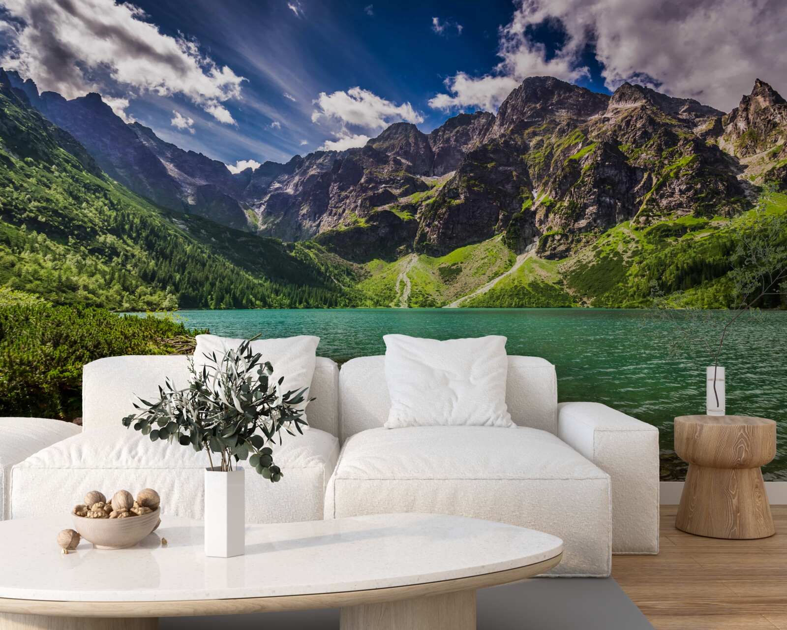 Papier peint une journée d'été près d'un lac entouré de montagnes verdoyantes