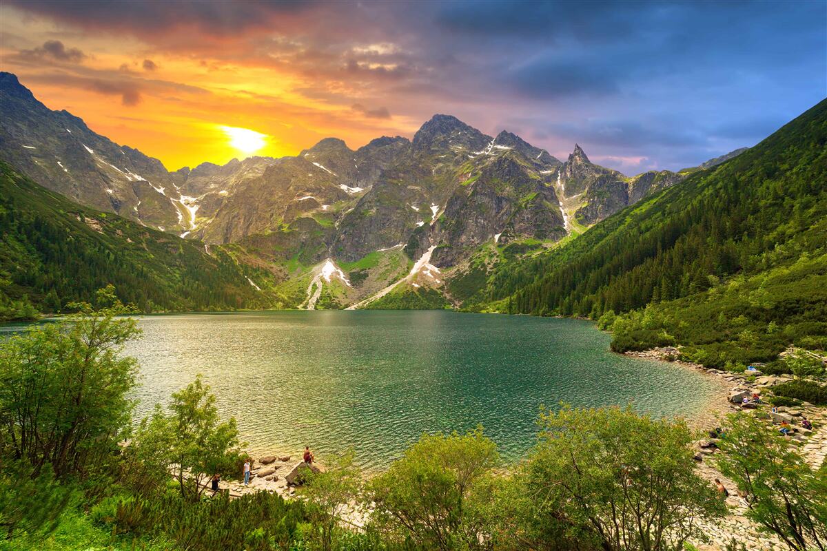 Papier peint coucher de soleil spectaculaire derrière les chaînes de montagnes près du lac