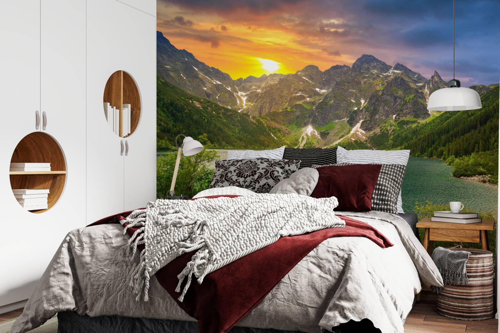 Papier peint coucher de soleil spectaculaire derrière les chaînes de montagnes près du lac