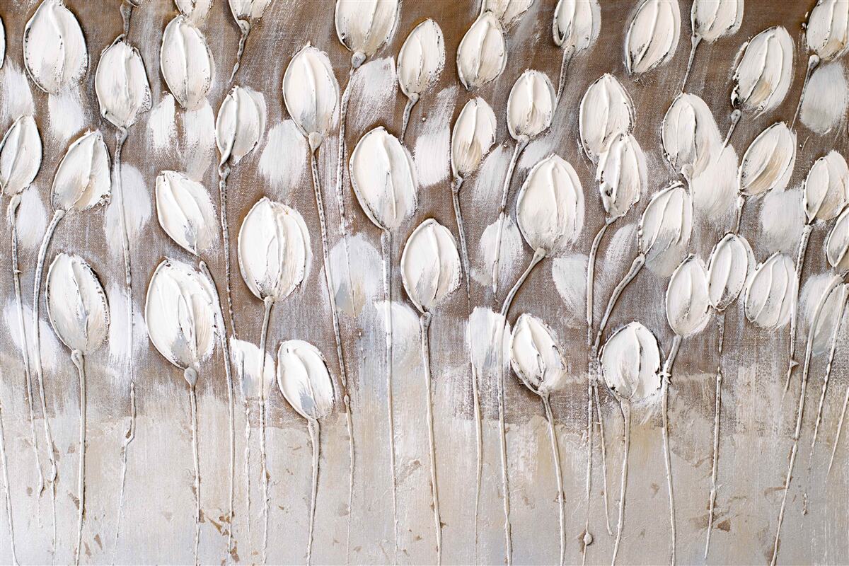 Papier peint les tulipes blanches dans le champ ne se sont pas encore ouvertes