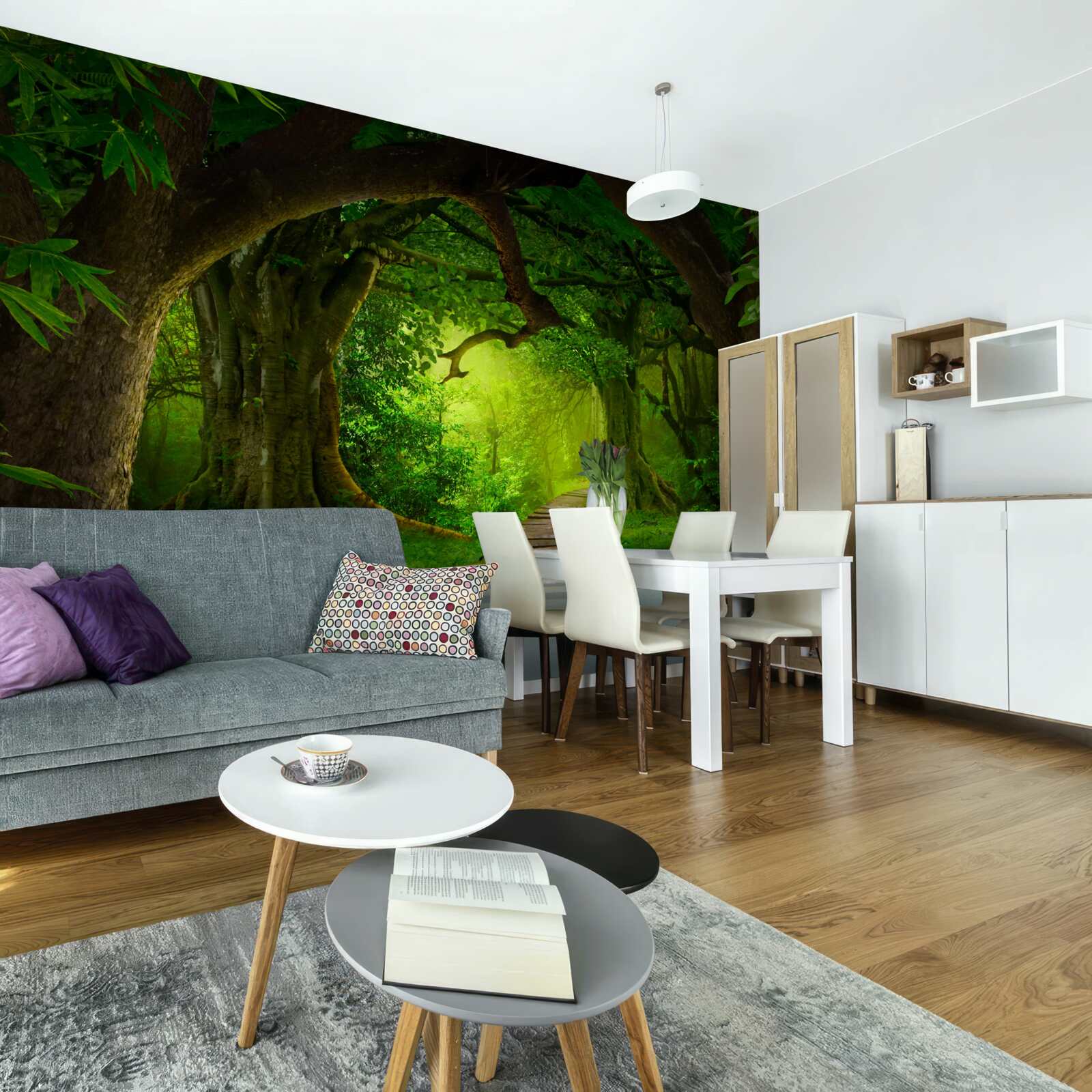 Papier peint chemin dégagé parmi les arbres de la forêt ancienne