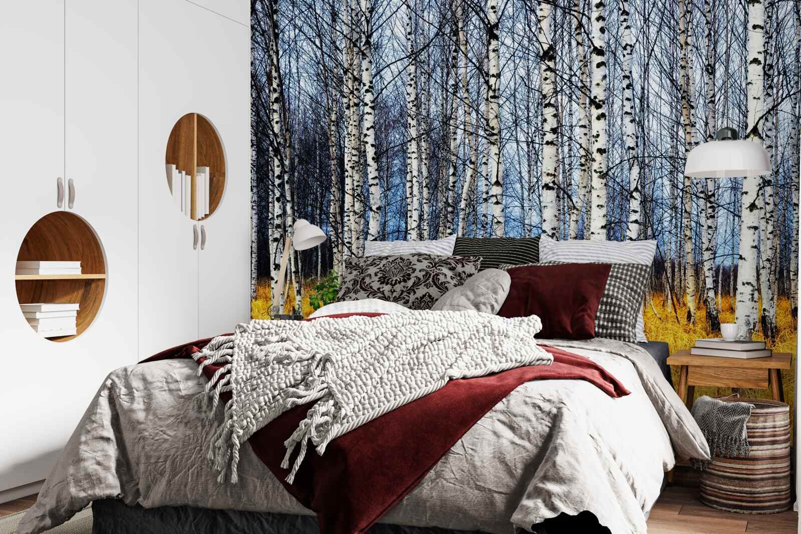 Papier peint feuilles de bouleau tombées sur fond d'herbe forestière jaunissante