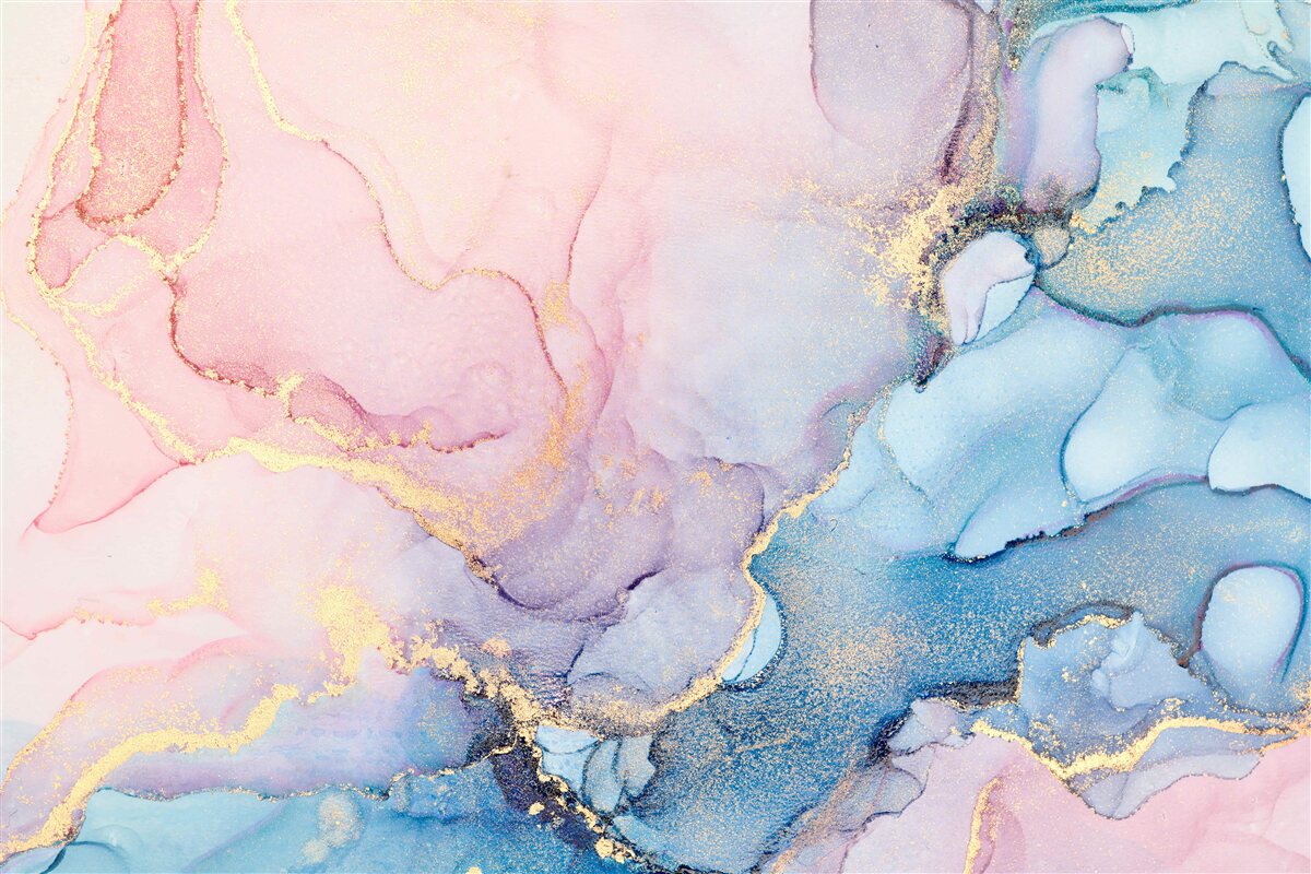 Papier peint des nuages rose tendre flottent au-dessus de l'eau