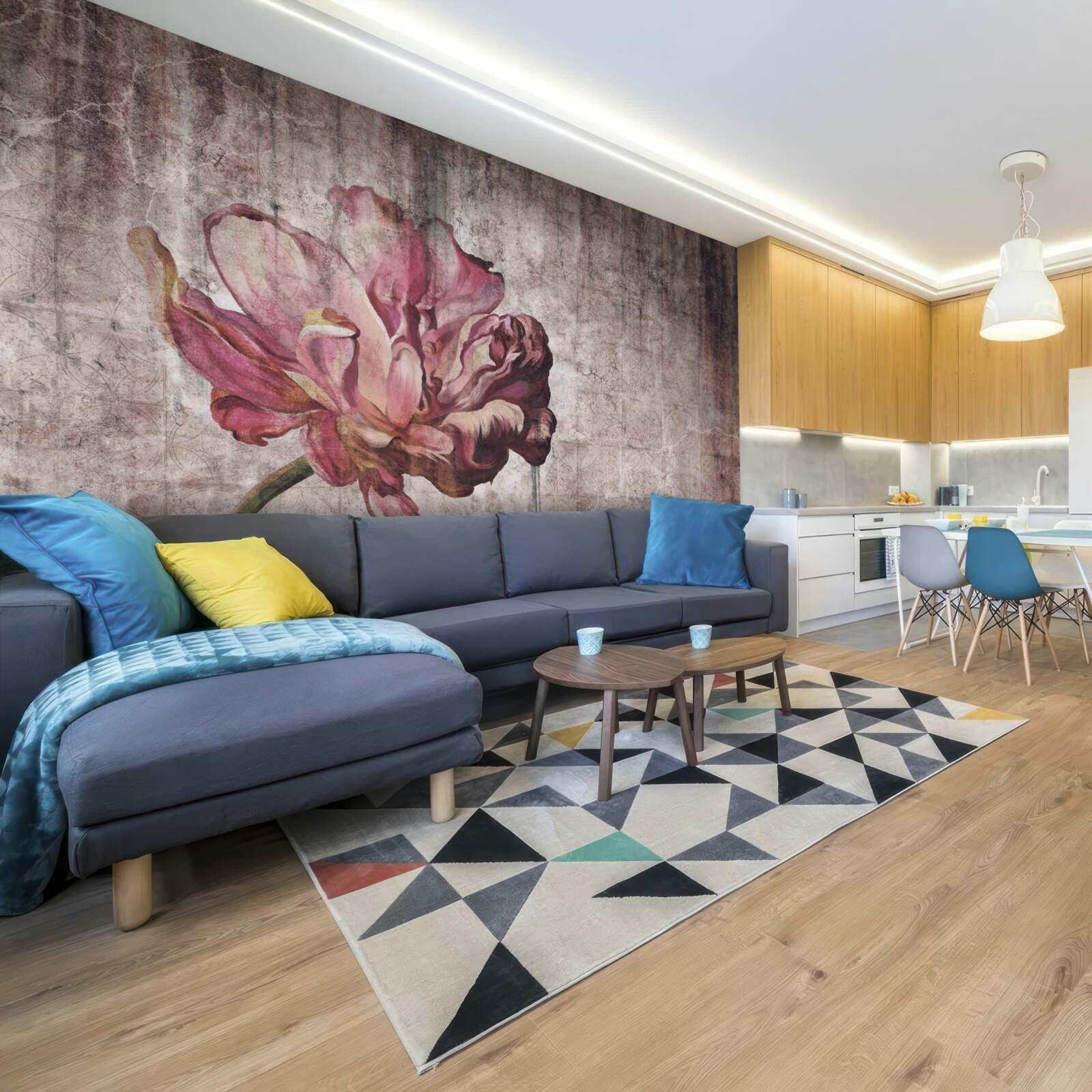 Papier peint une fleur écarlate solitaire sous une pluie battante