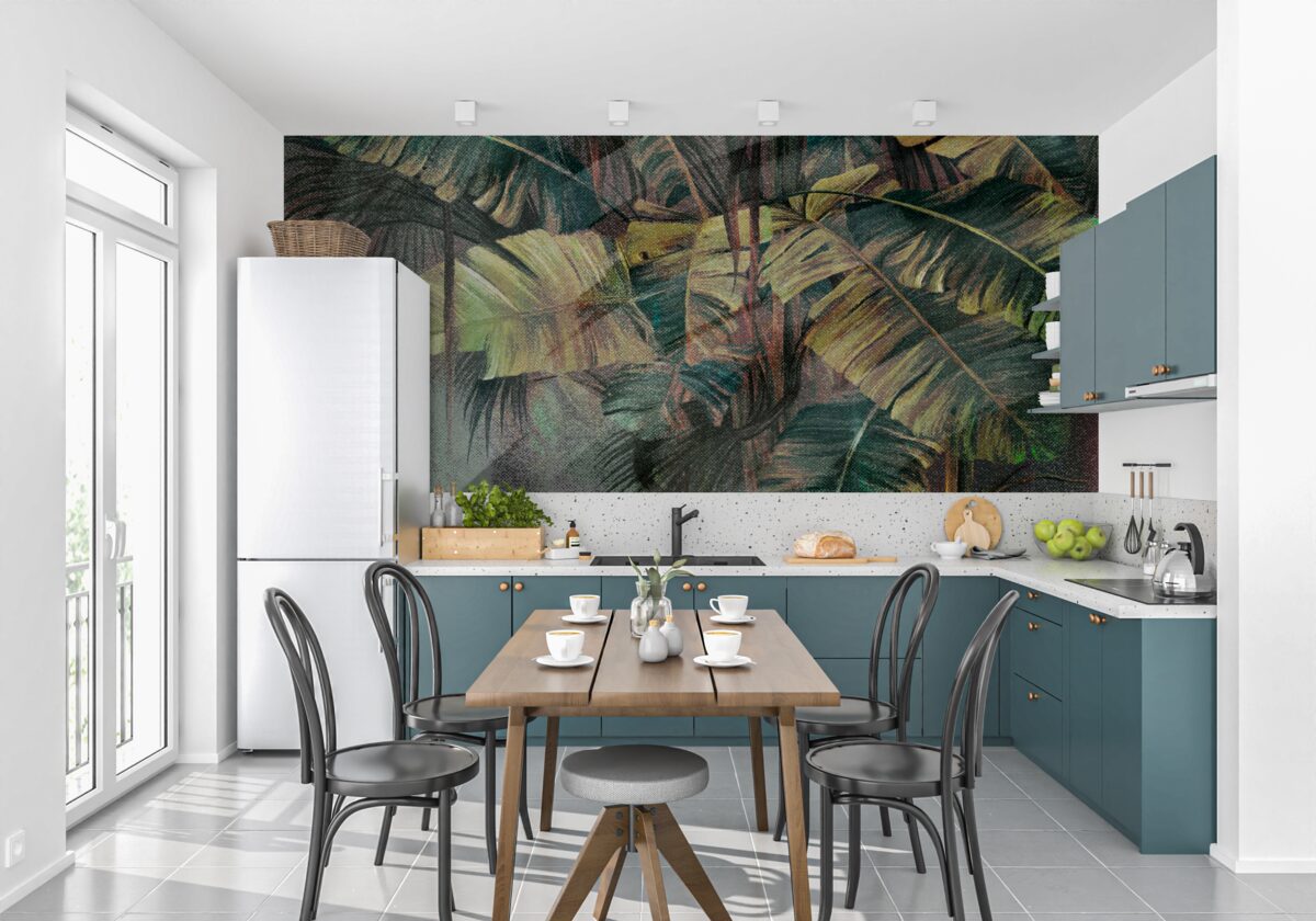Papier peint les feuilles de palmier, épaisses et luxuriantes, sous la pluie battante