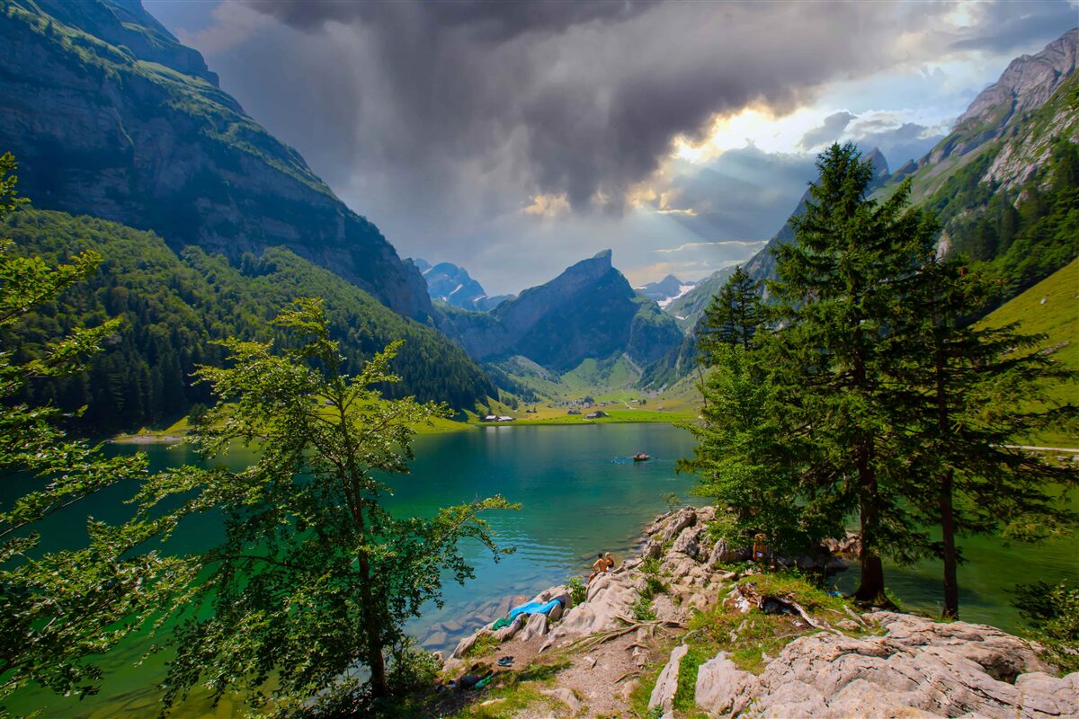 Papier peint lac de montagne bientôt recouvert de nuages de pluie
