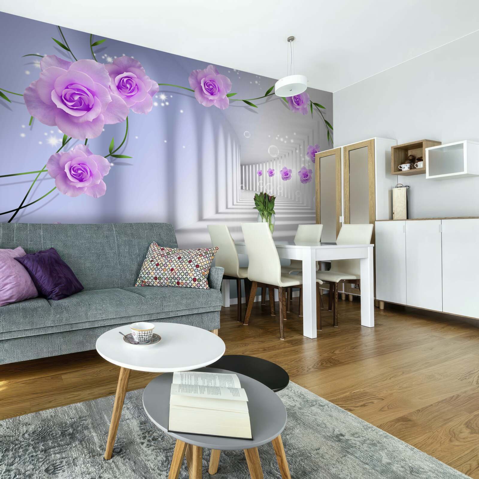 Papier peint le couloir est long et les roses sont lilas