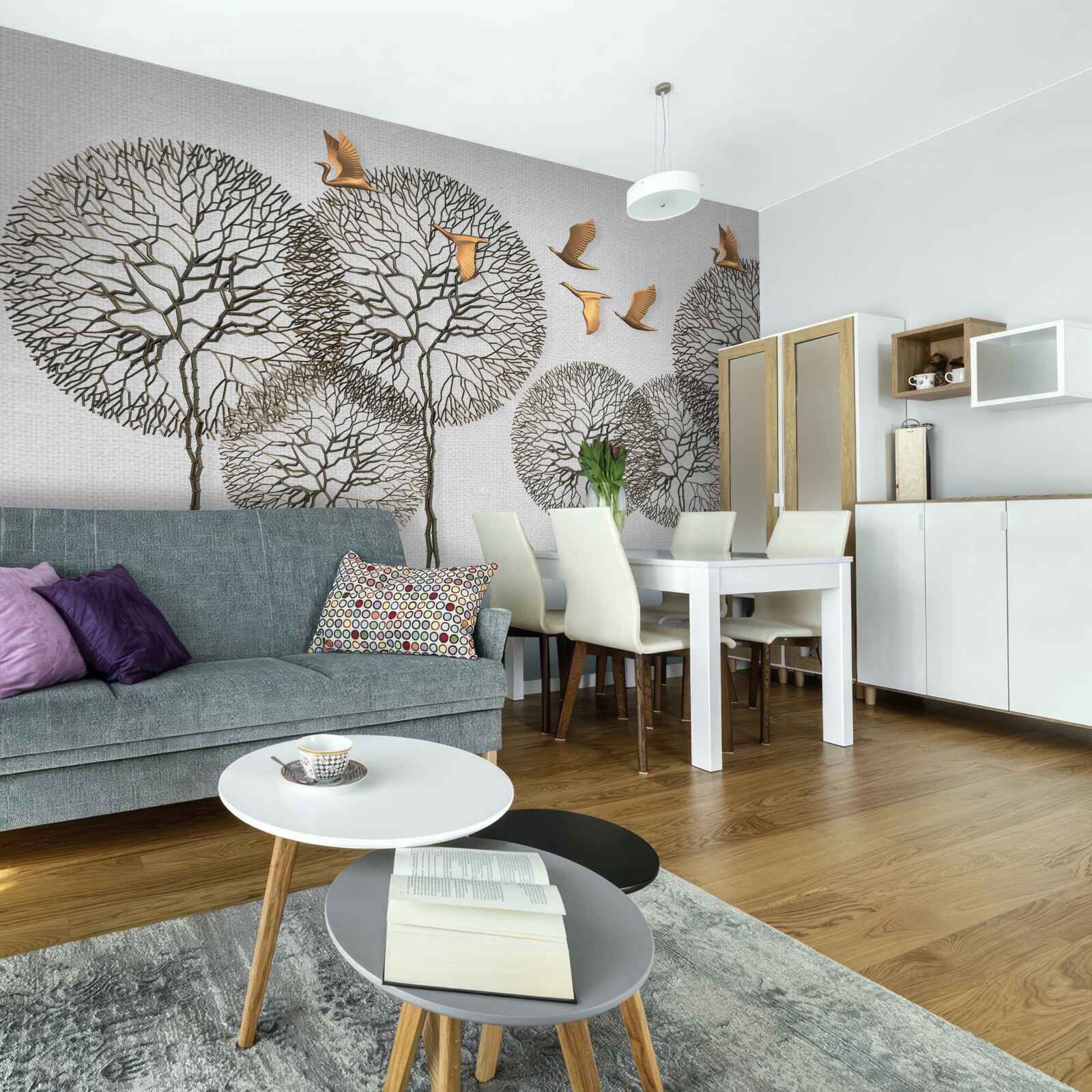 Papier peint des formations d'arbres sphériques inhabituelles et des oiseaux dorés