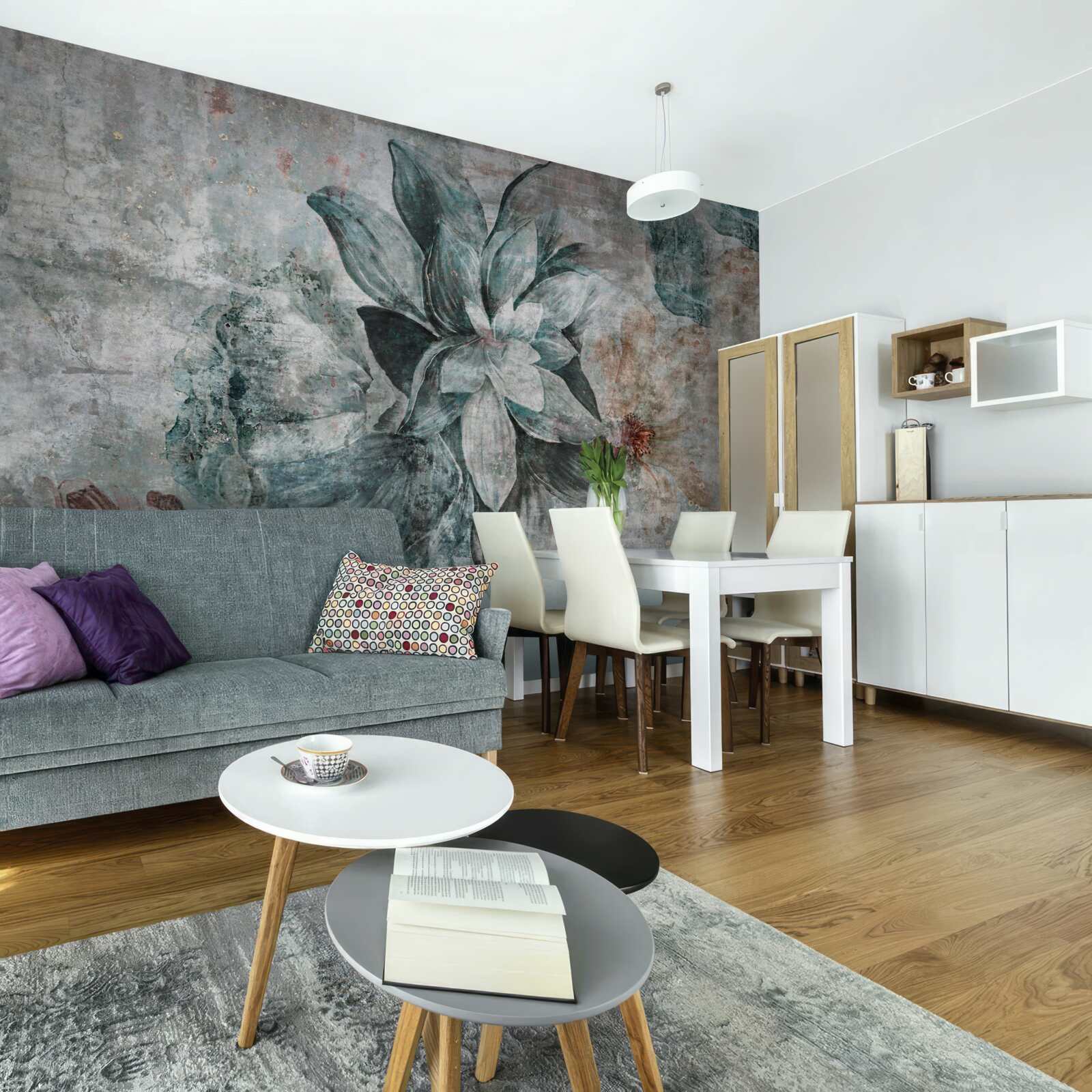 Papier peint plantes à fleurs sur une barrière en béton