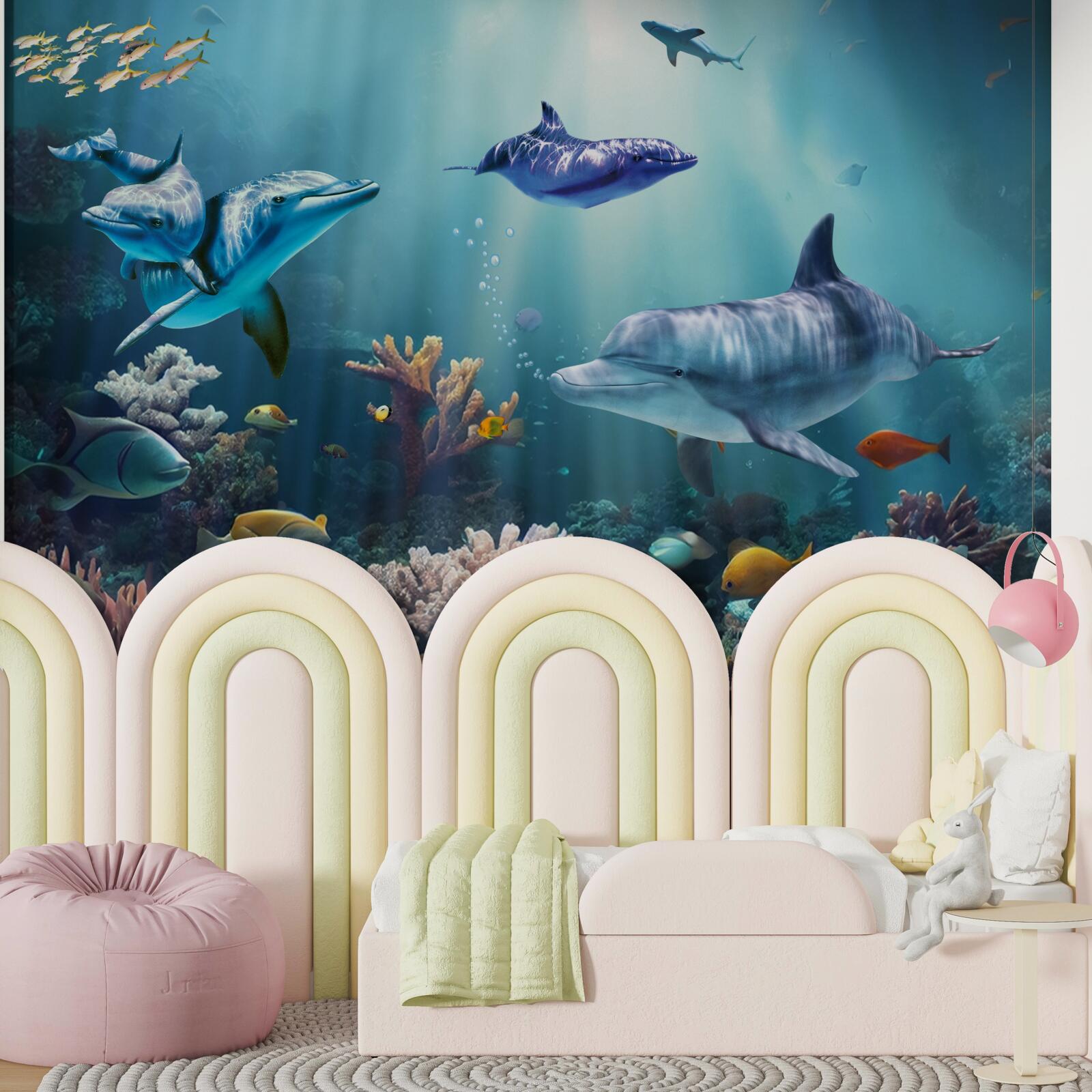 Papier peint les poissons et les dauphins nagent ensemble