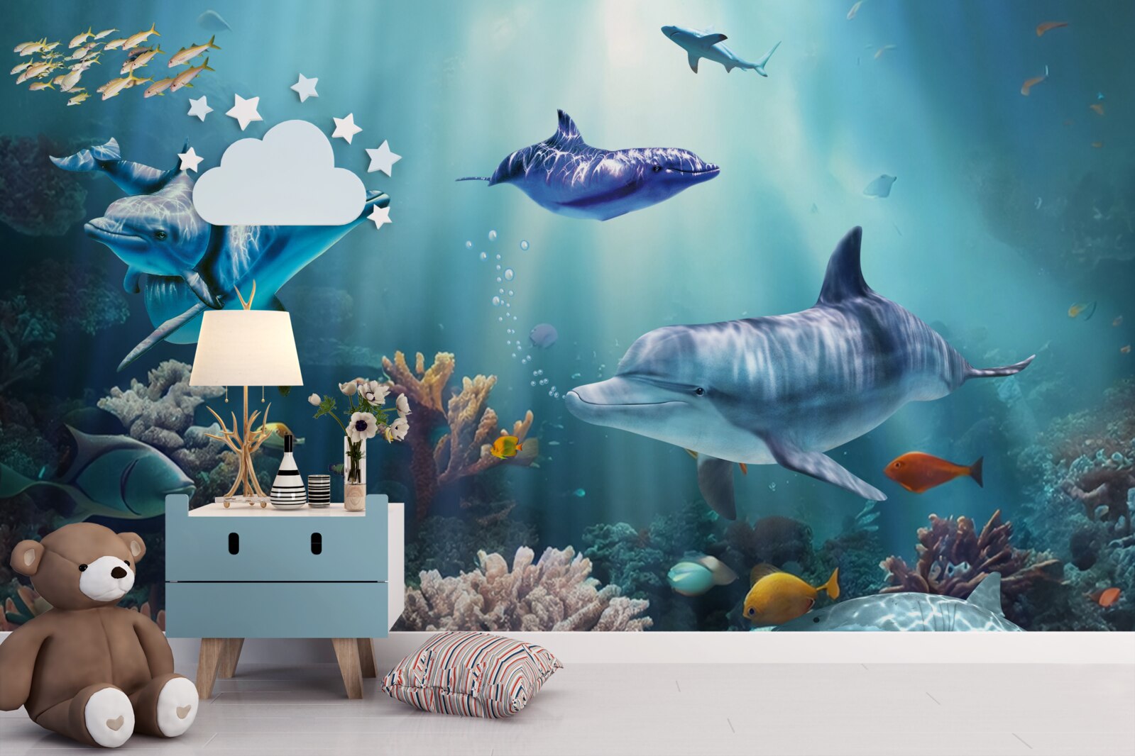 Papier peint les poissons et les dauphins nagent ensemble