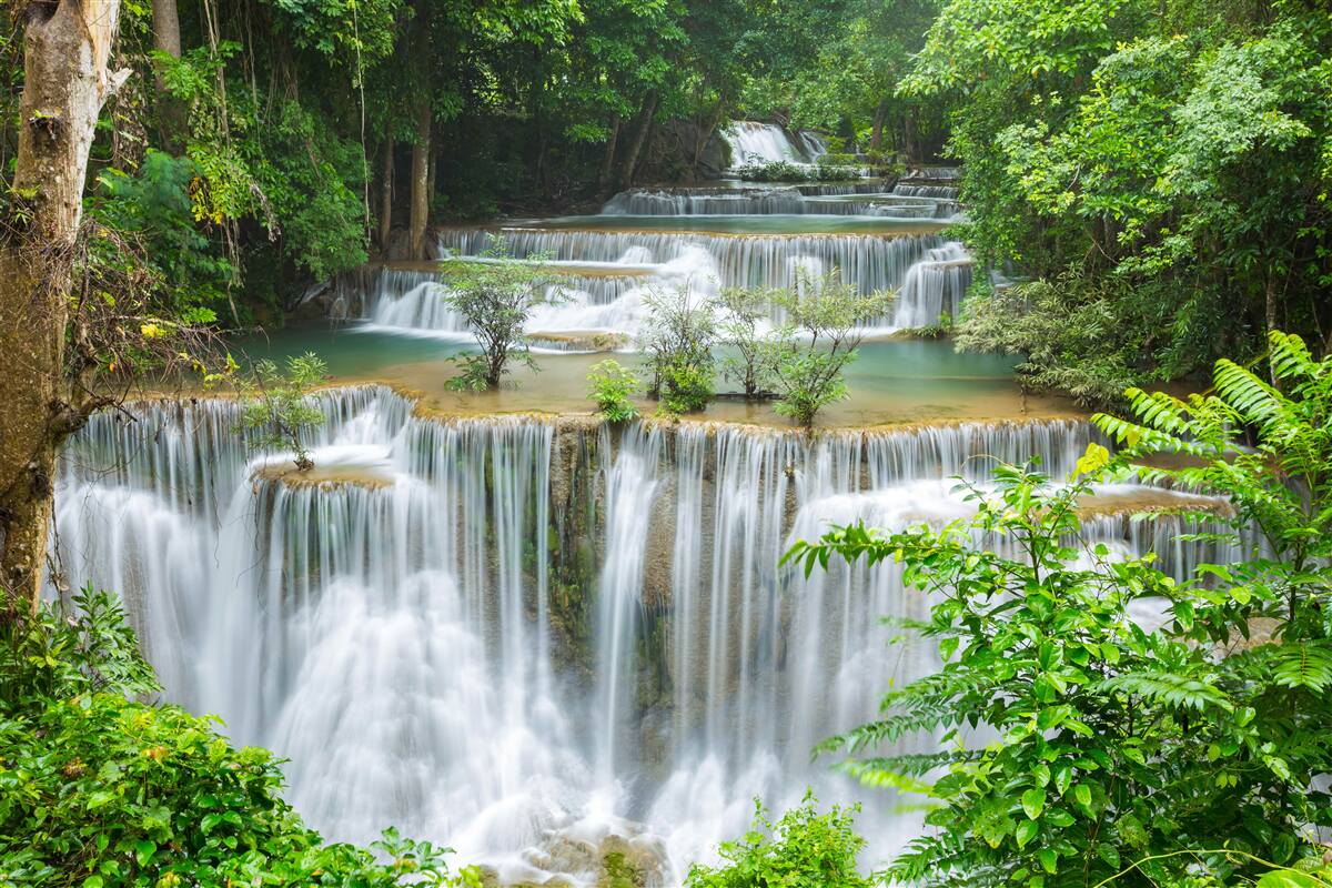 Papier peint une cascade majestueuse d'où l'eau tombe rapidement avec un bruit assourdissant