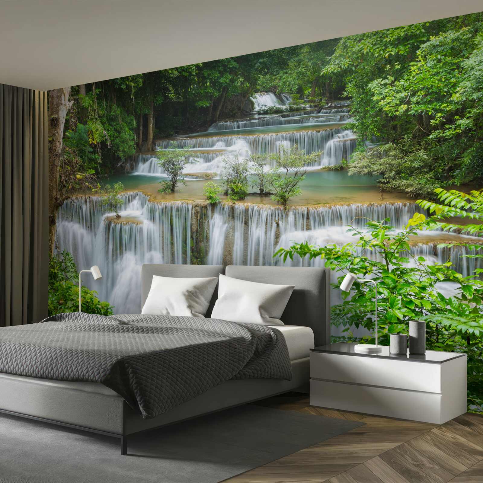 Papier peint une cascade majestueuse d'où l'eau tombe rapidement avec un bruit assourdissant