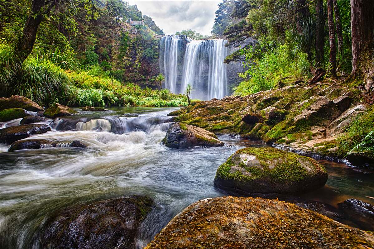 Papier peint le bruit fort d'une chute d'eau tombant du haut d'une montagne