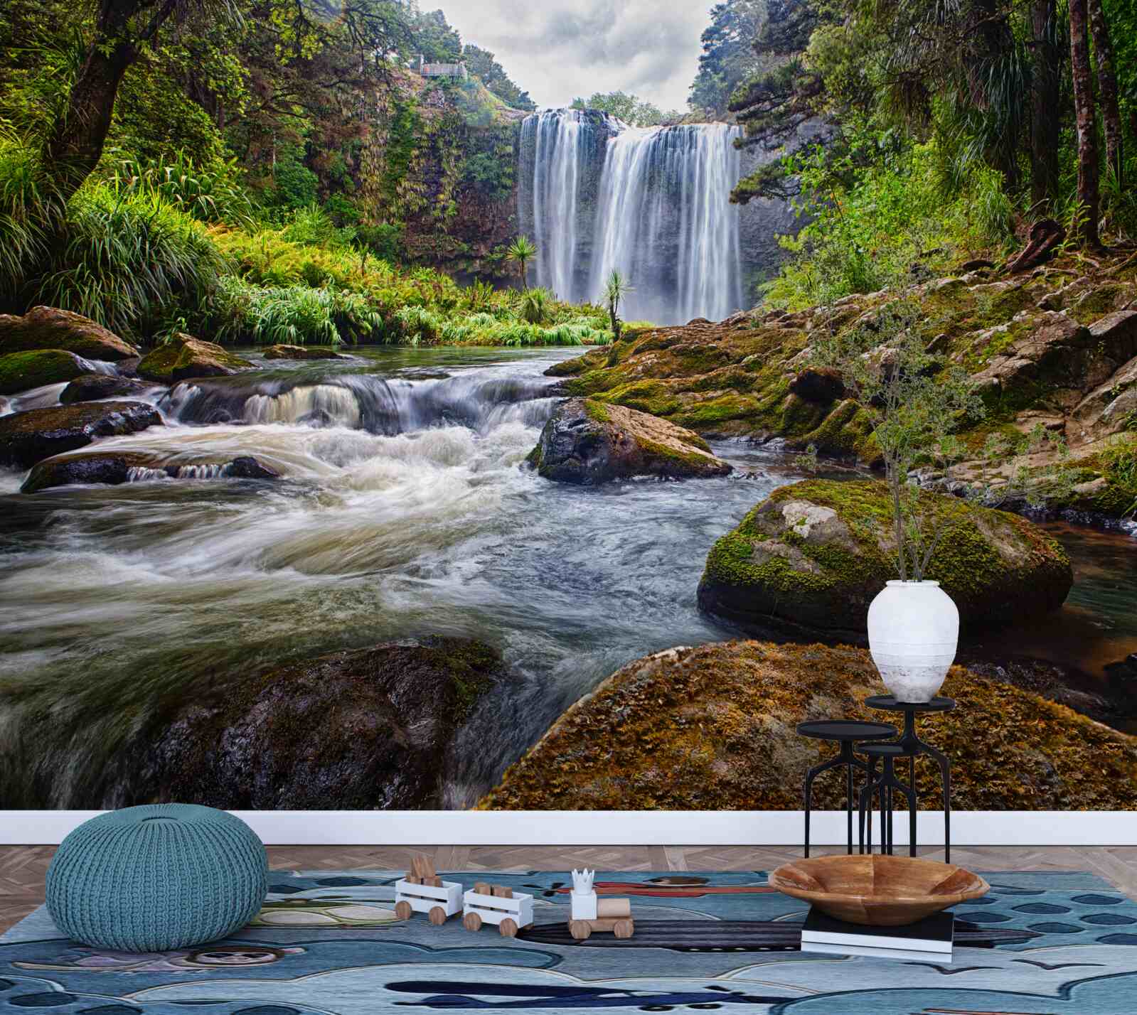 Papier peint le bruit fort d'une chute d'eau tombant du haut d'une montagne