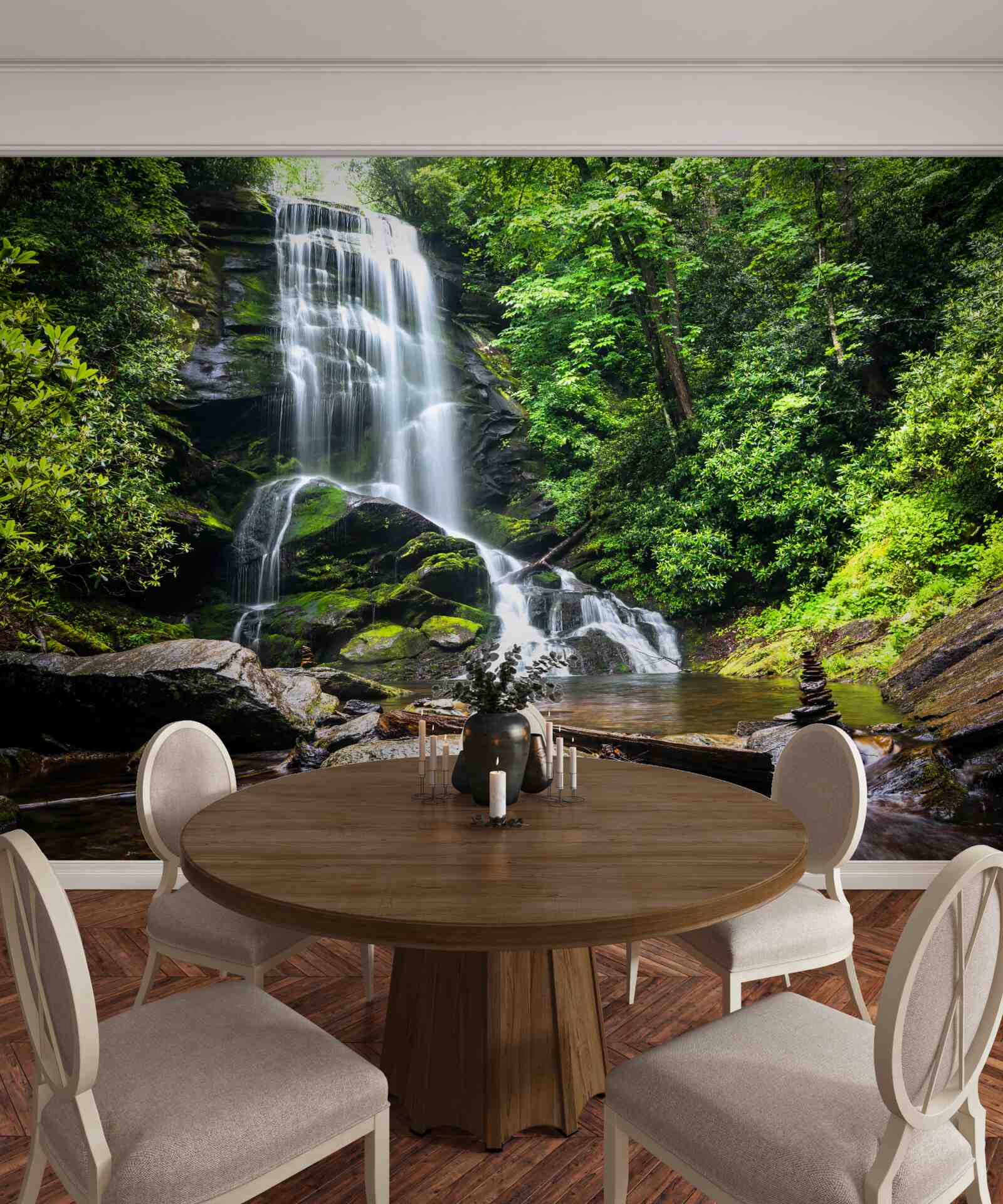 Papier peint les eaux de la cascade de la montagne tombent rapidement dans la forêt