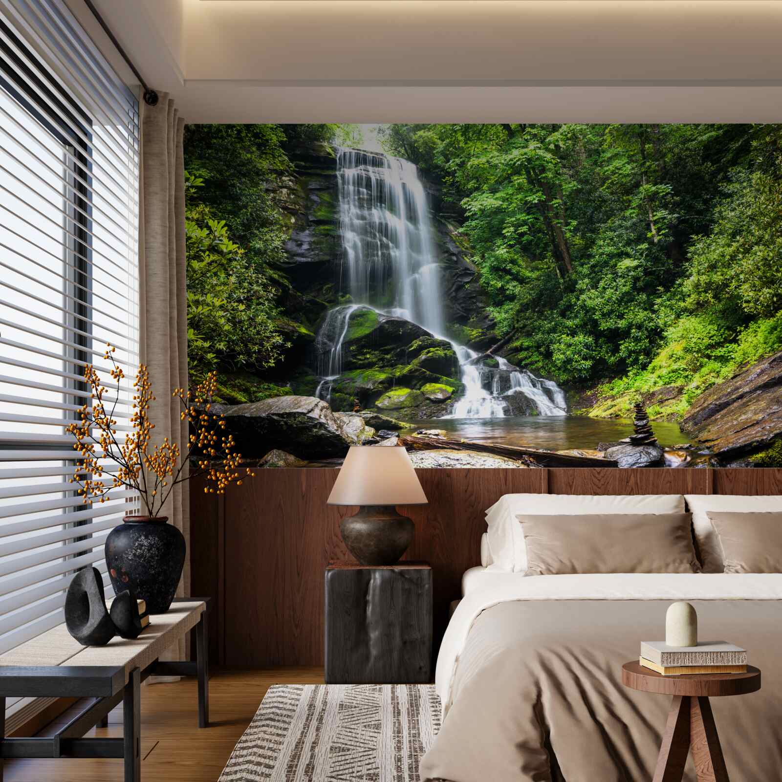 Papier peint les eaux de la cascade de la montagne tombent rapidement dans la forêt