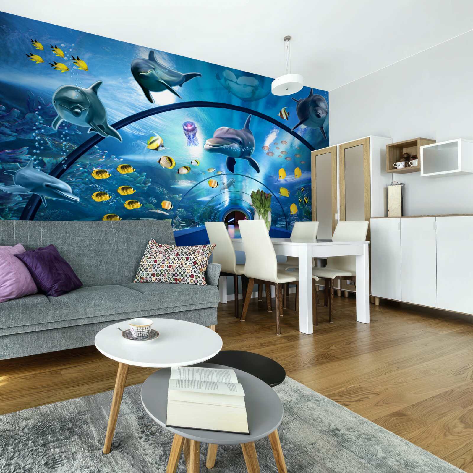 Papier peint il y a des dauphins et des poissons dans l'aquarium