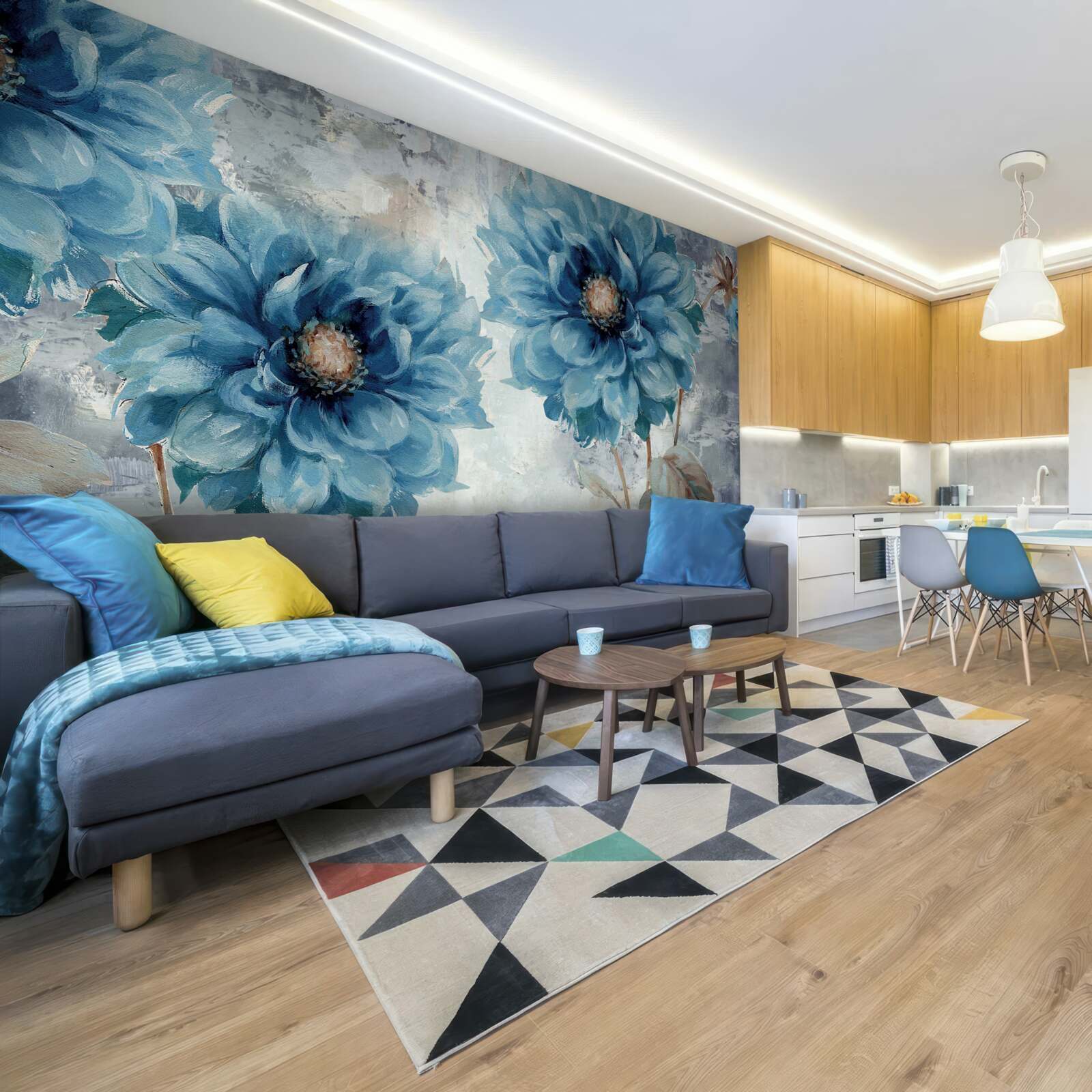 Papier peint oiseaux et fleurs bleues sous la pluie battante de l'été