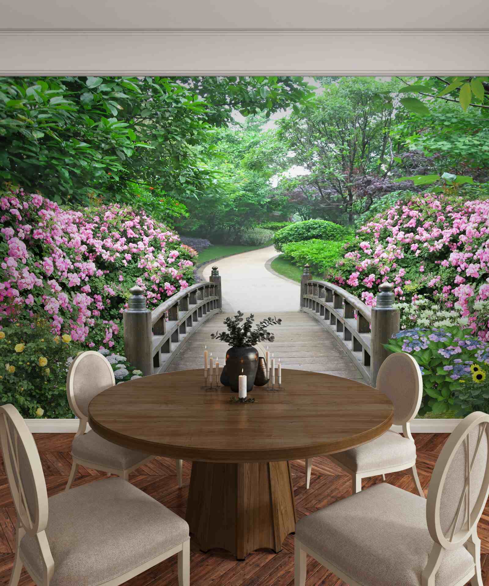 Papier peint un pittoresque pont en bois traversant une forêt d'arbres en fleurs