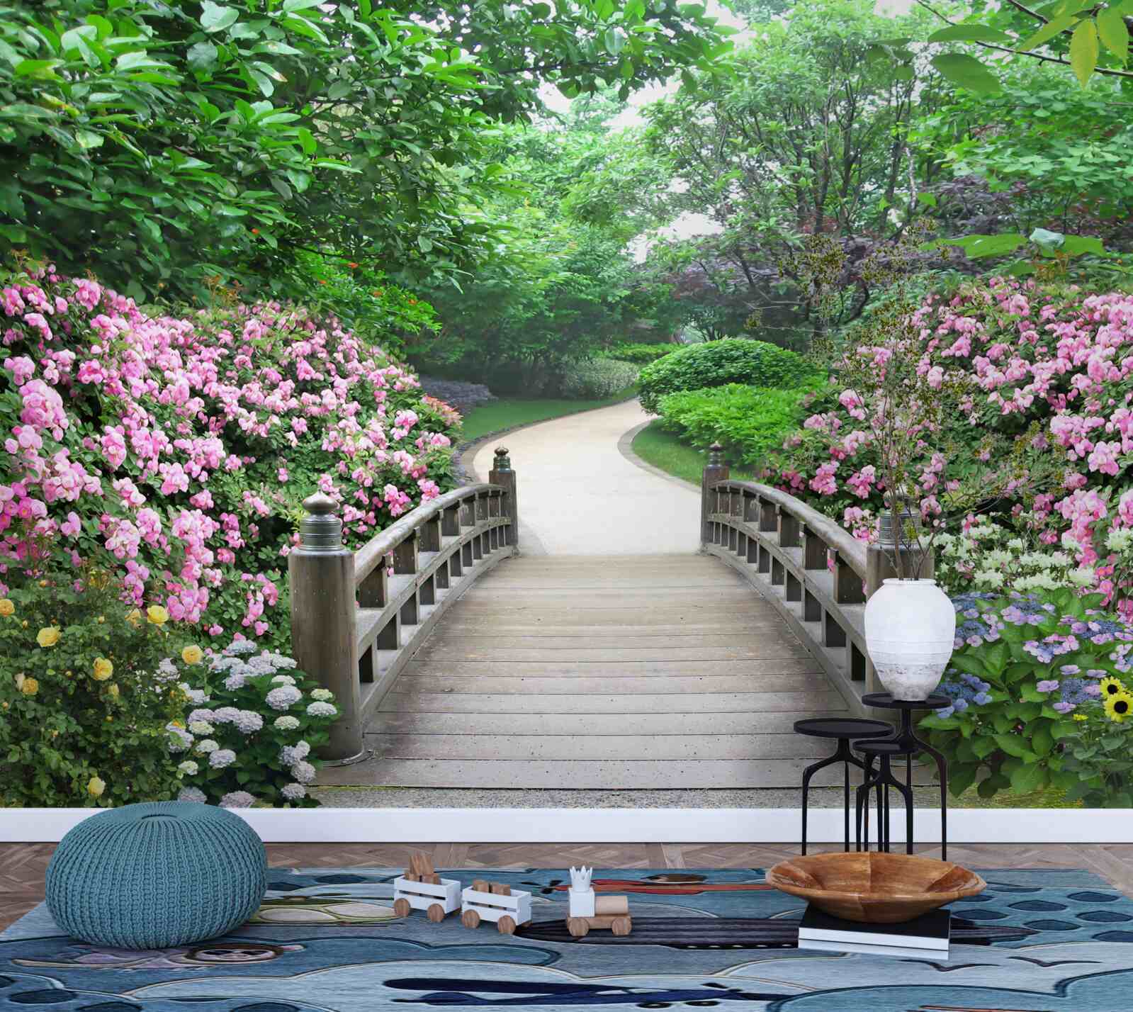 Papier peint un pittoresque pont en bois traversant une forêt d'arbres en fleurs