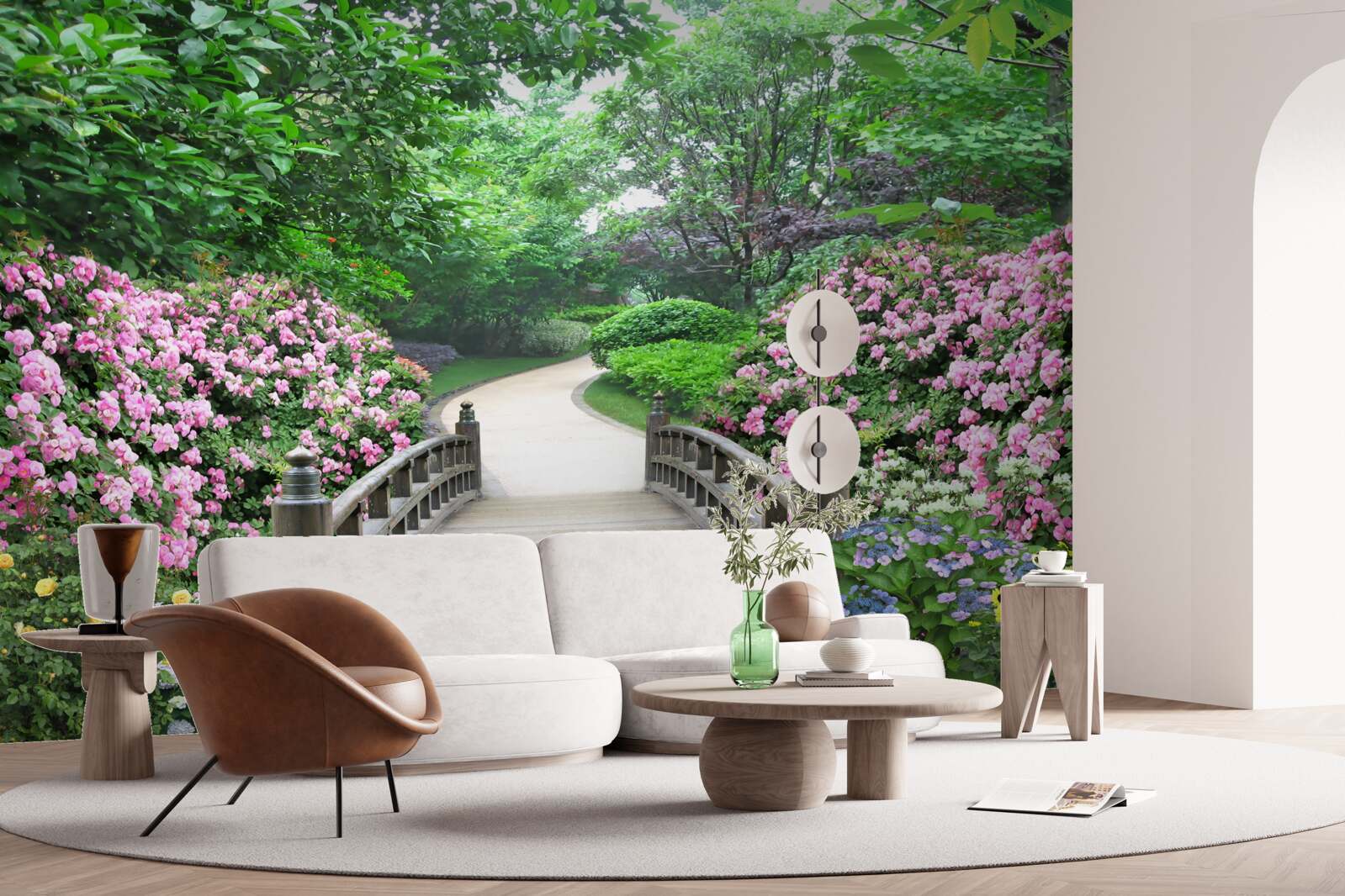 Papier peint un pittoresque pont en bois traversant une forêt d'arbres en fleurs