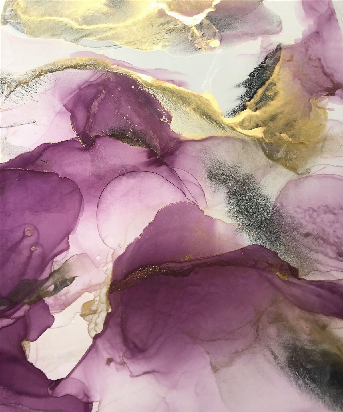 Papier peint abstrait en forme d'oiseaux sur des feuilles violettes