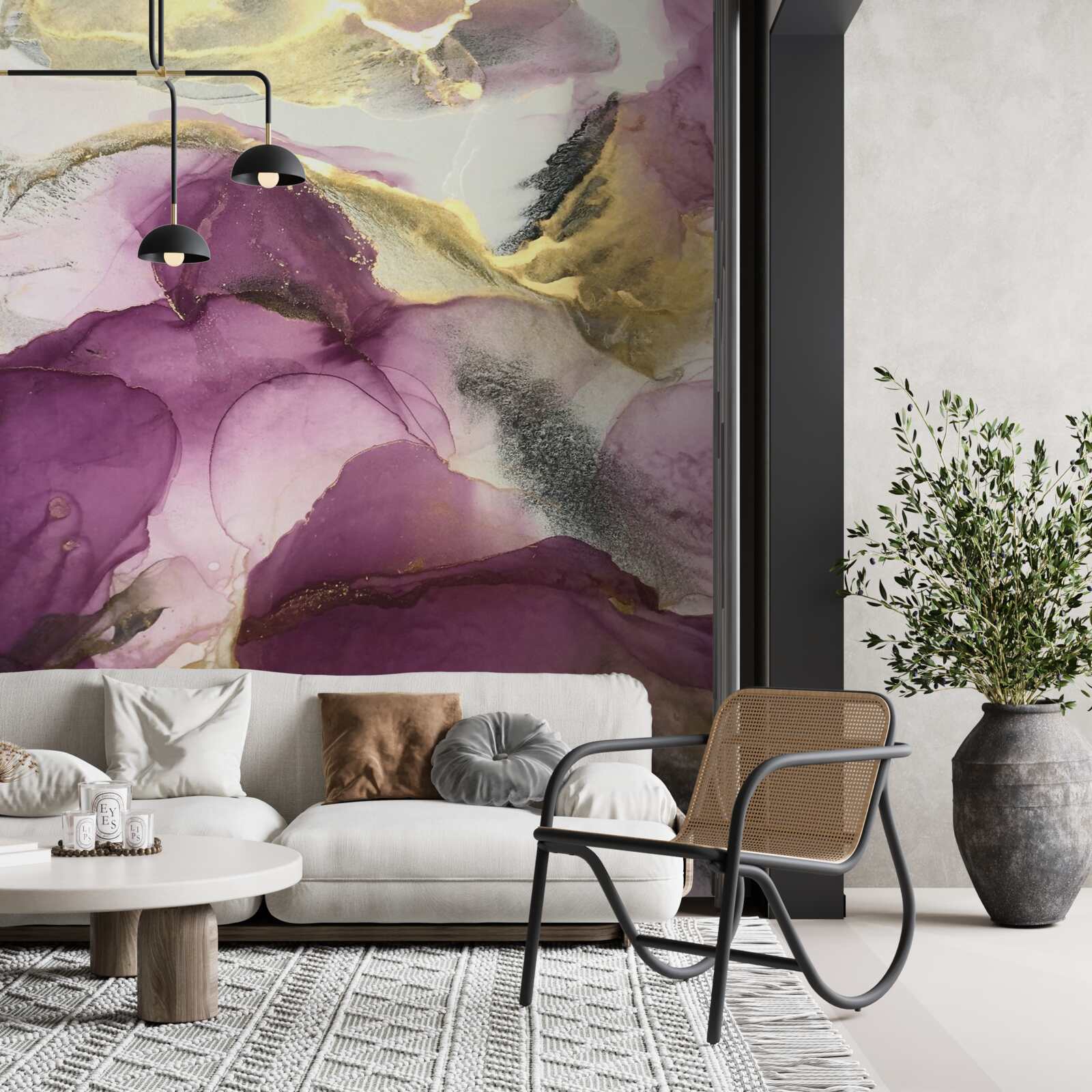 Papier peint abstrait en forme d'oiseaux sur des feuilles violettes