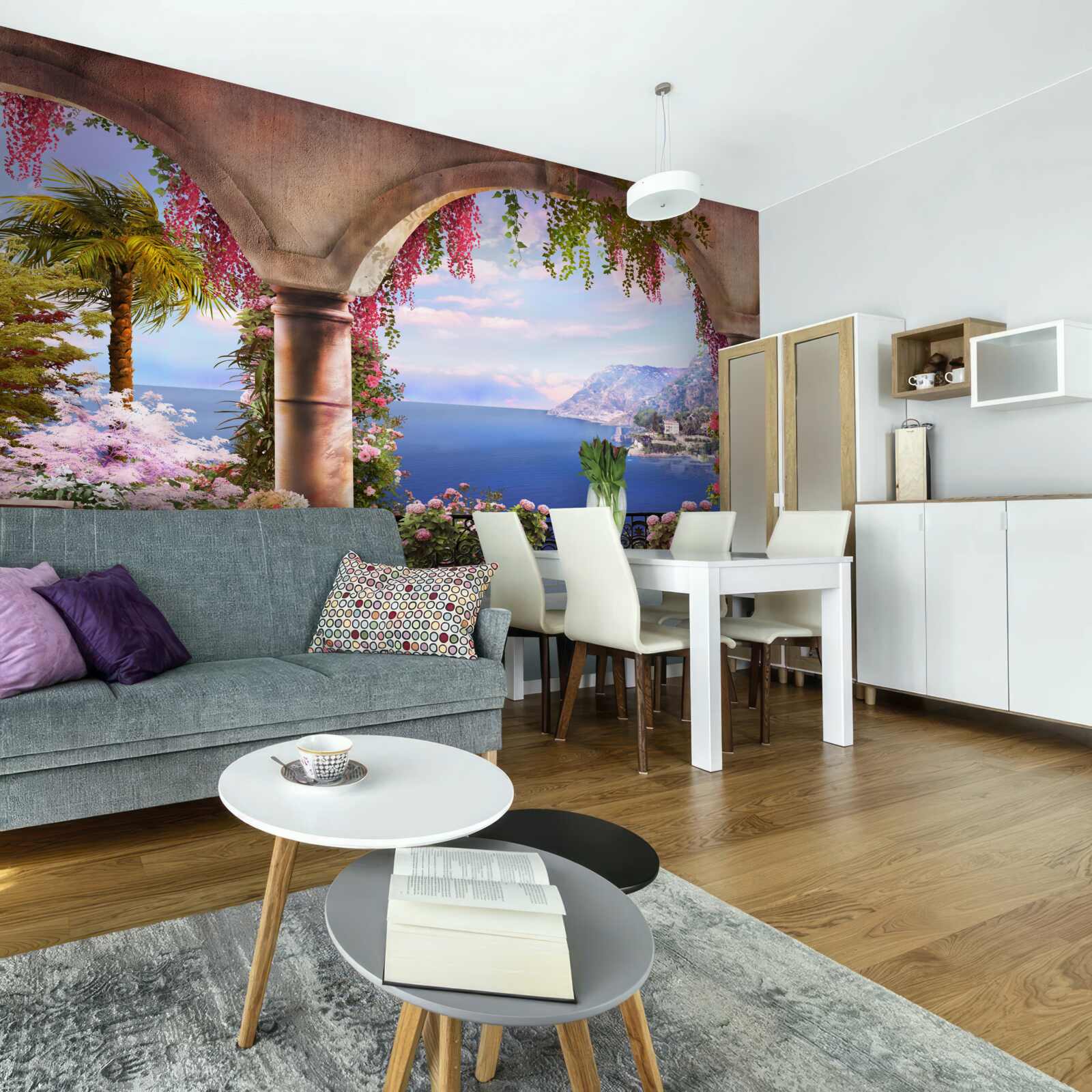 Papier peint Des arches en pierre sont situées près des rives de la mer bleue.