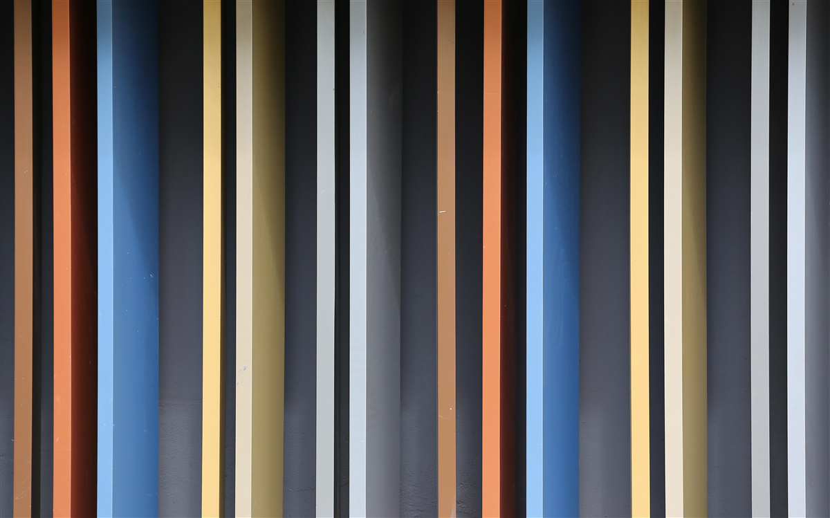 Papier peint des lignes de couleurs vives qui s'étendent verticalement