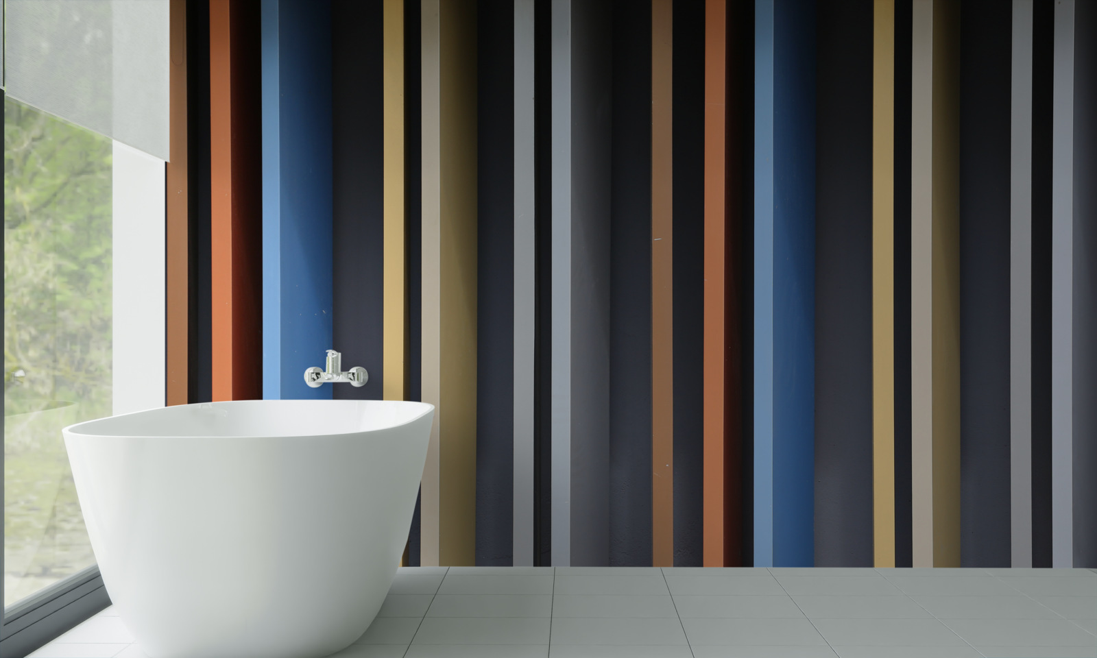 Papier peint des lignes de couleurs vives qui s'étendent verticalement