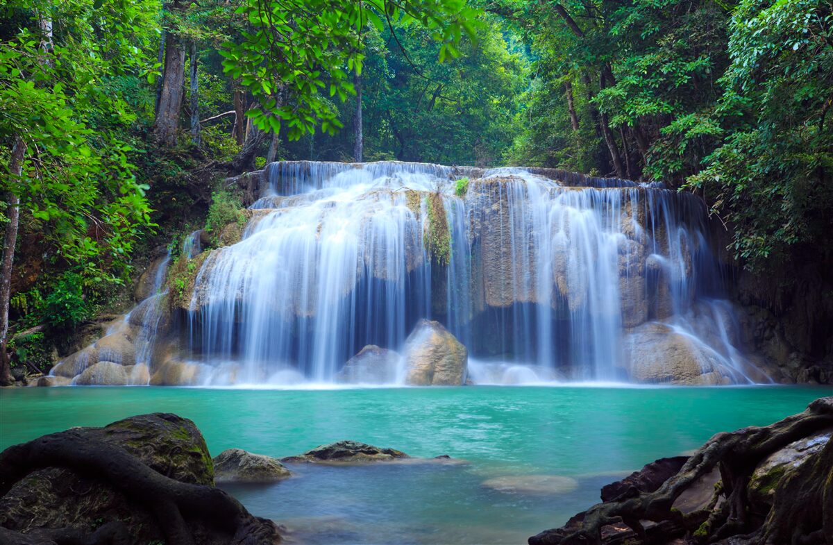 Papier peint cascade d'erawan à kanchanaburi, thaïlande