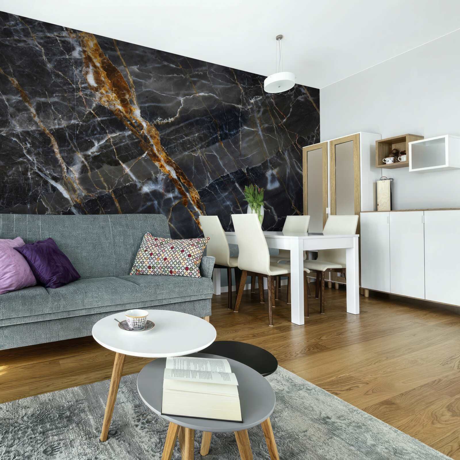 Papier peint marbre peint en noir et or