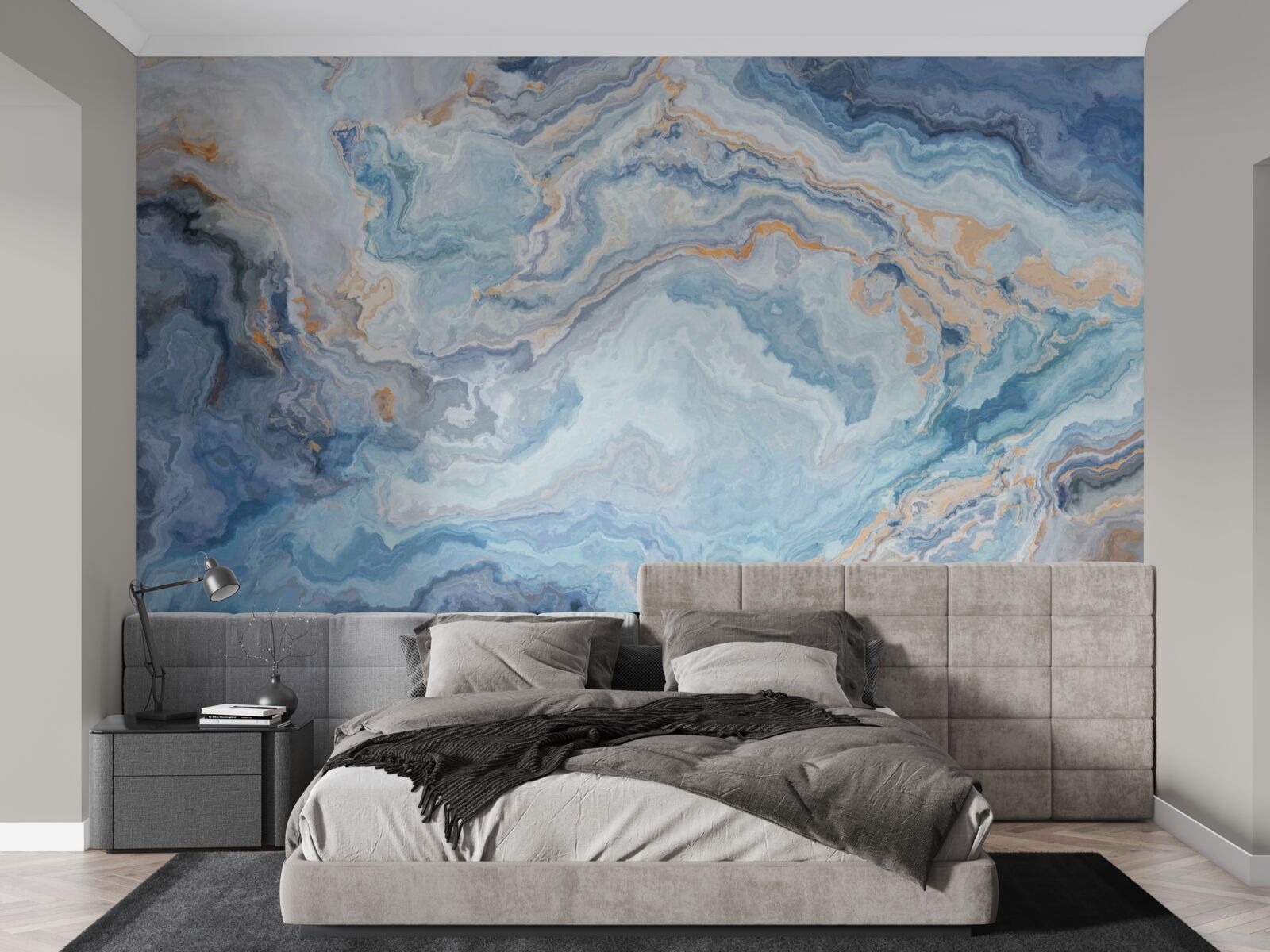 Papier peint minéral avec une teinte bleue sur une peinture murale