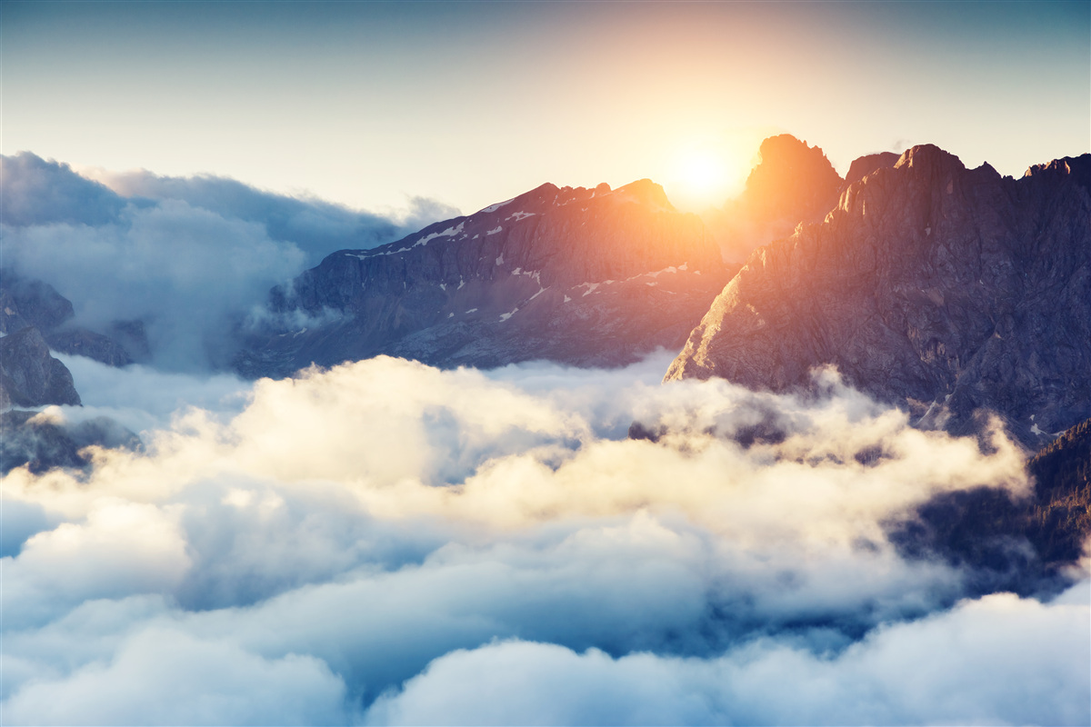 Papier peint coucher de soleil dans un paysage montagneux