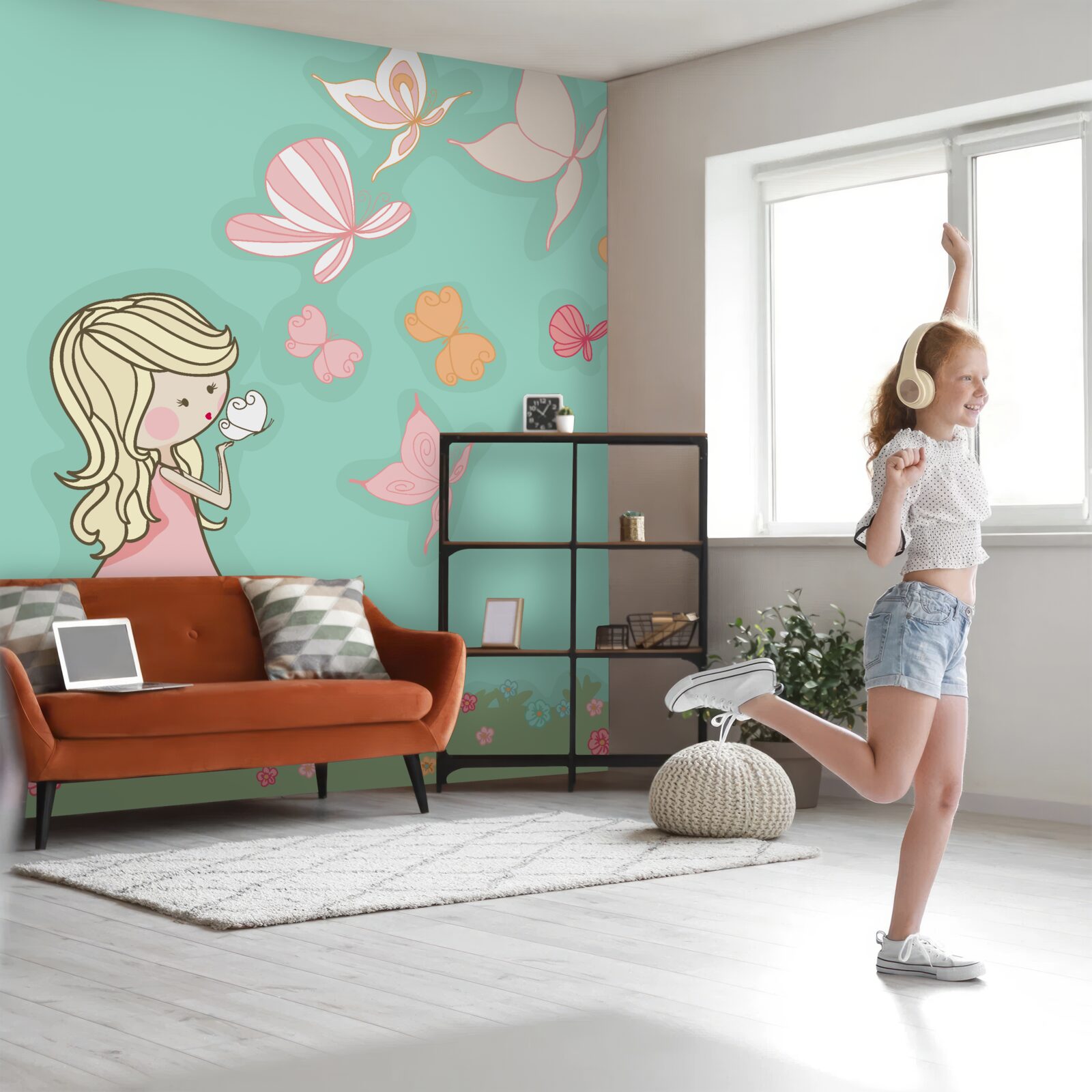 Papier peint une fille admire les papillons