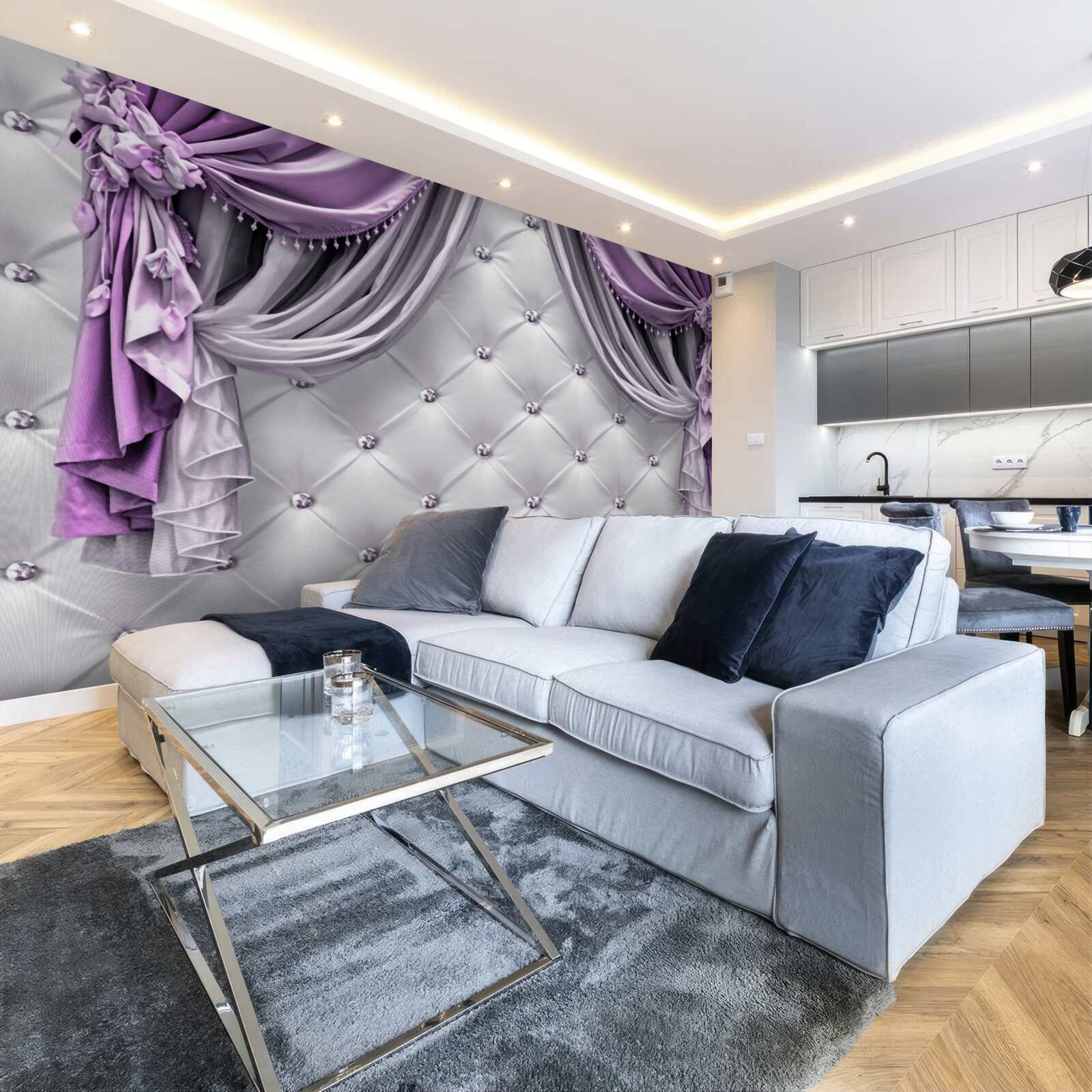 Papier peint tissu blanc délicat et rideaux violets