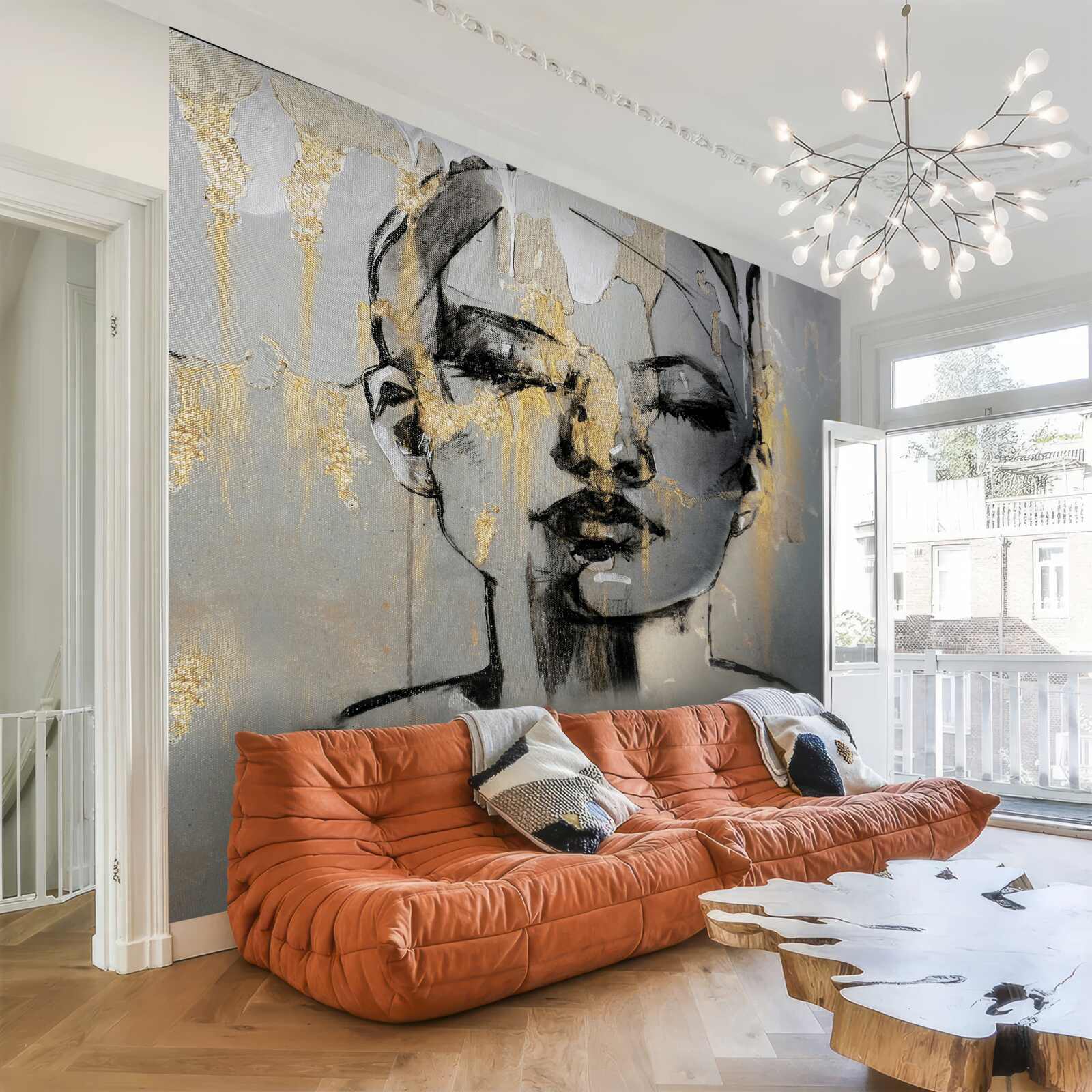 Papier peint une fille dessine une abstraction avec de la peinture noire