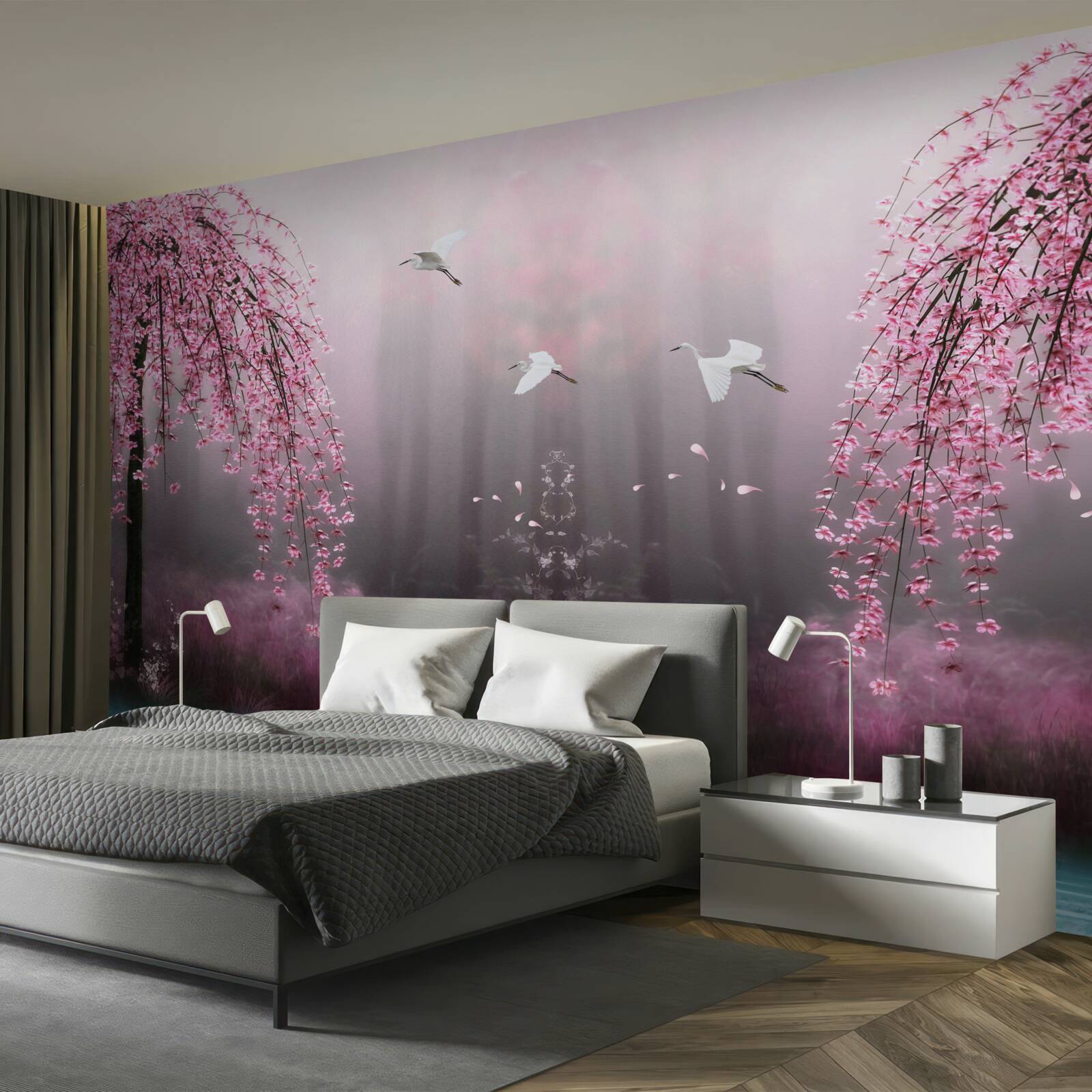 Papier peint Le soir, près de l'eau bleutée, les branches de sakura alignées en rangs serrés rendent le paysage pittoresque